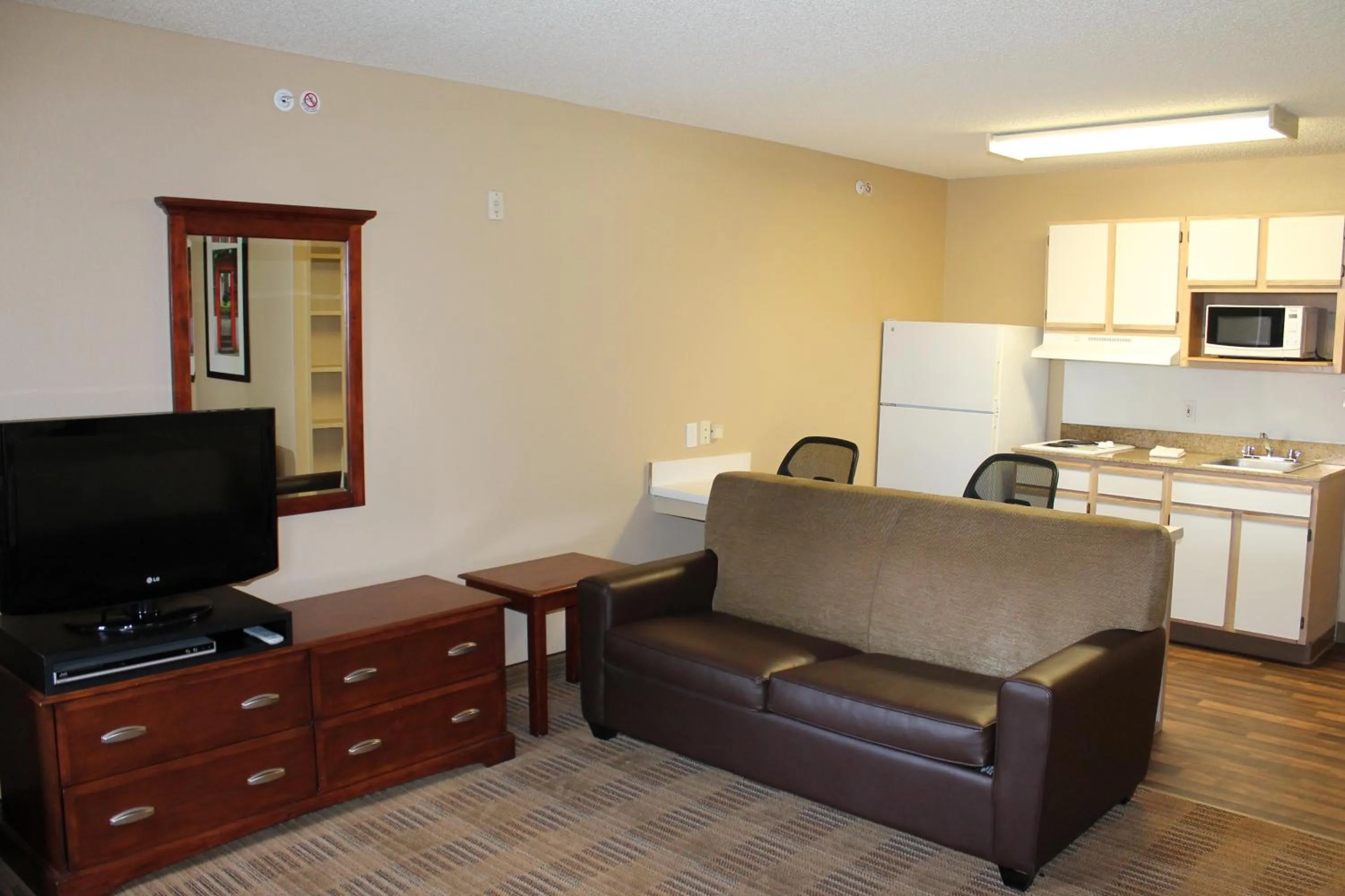 Kitchen or kitchenette in Extended Stay America Select Suites - Houston - Sugar Land