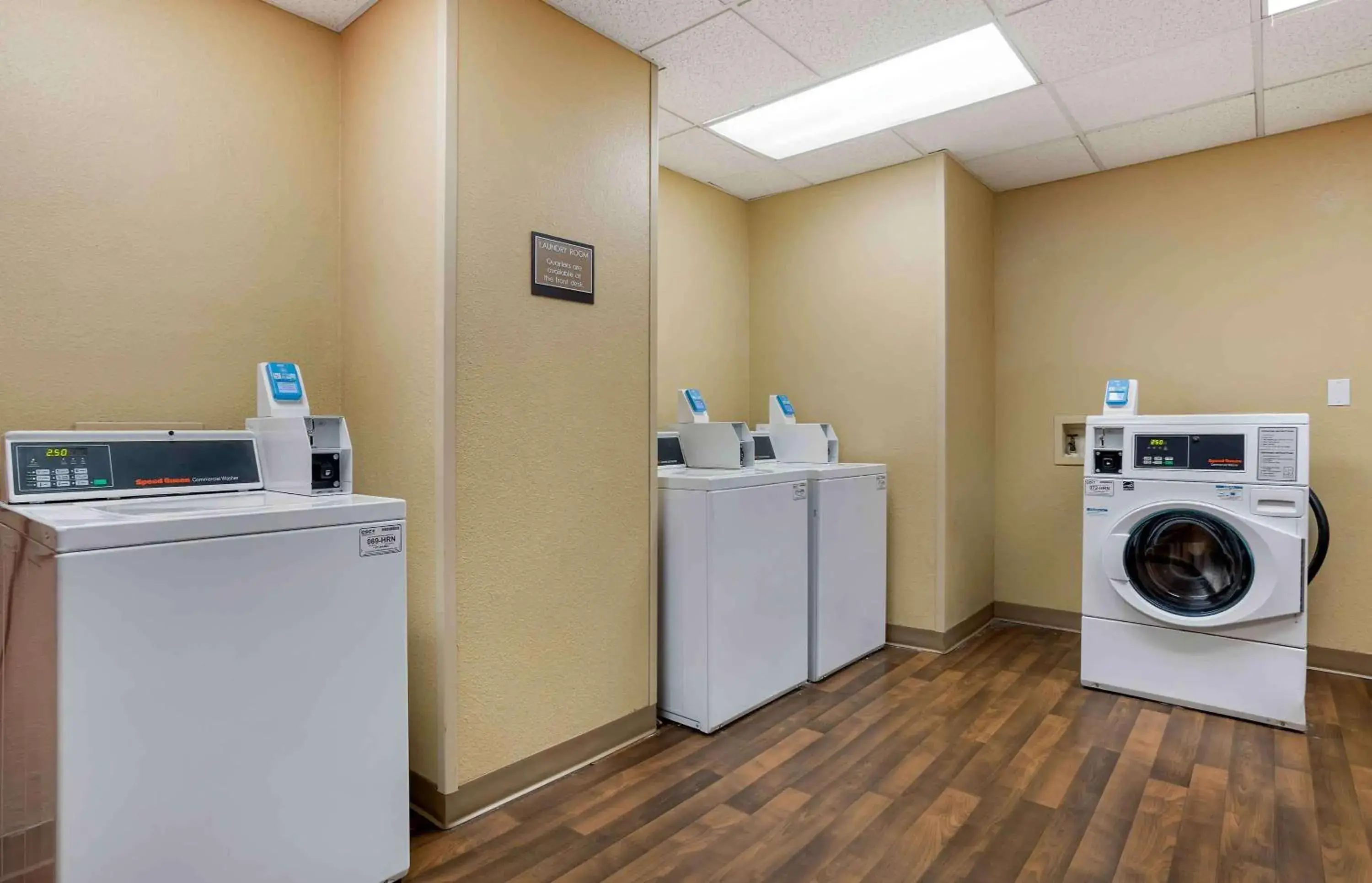 Property building in Extended Stay America Select Suites - Houston - Sugar Land Property building in Extended Stay America Select Suites - Houston - Sugar Land