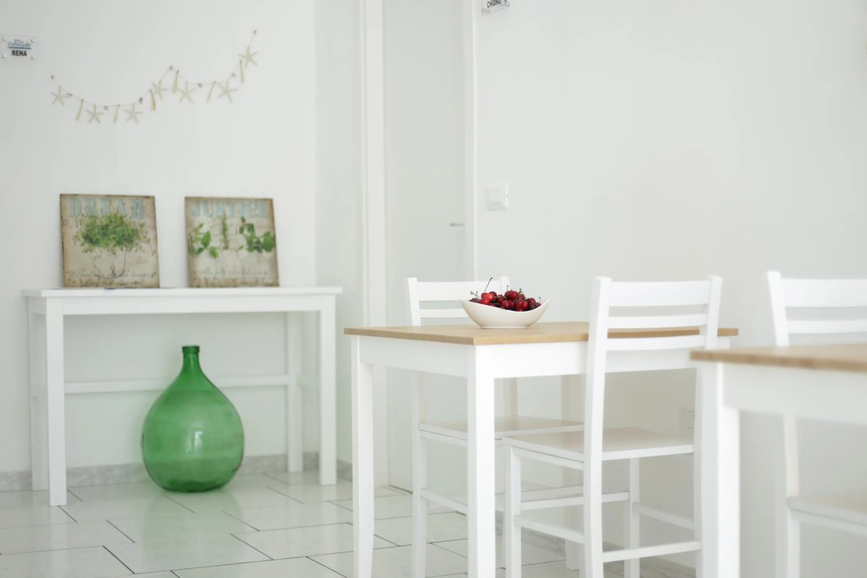 Dining area in Petra Solis by Jdvacanze