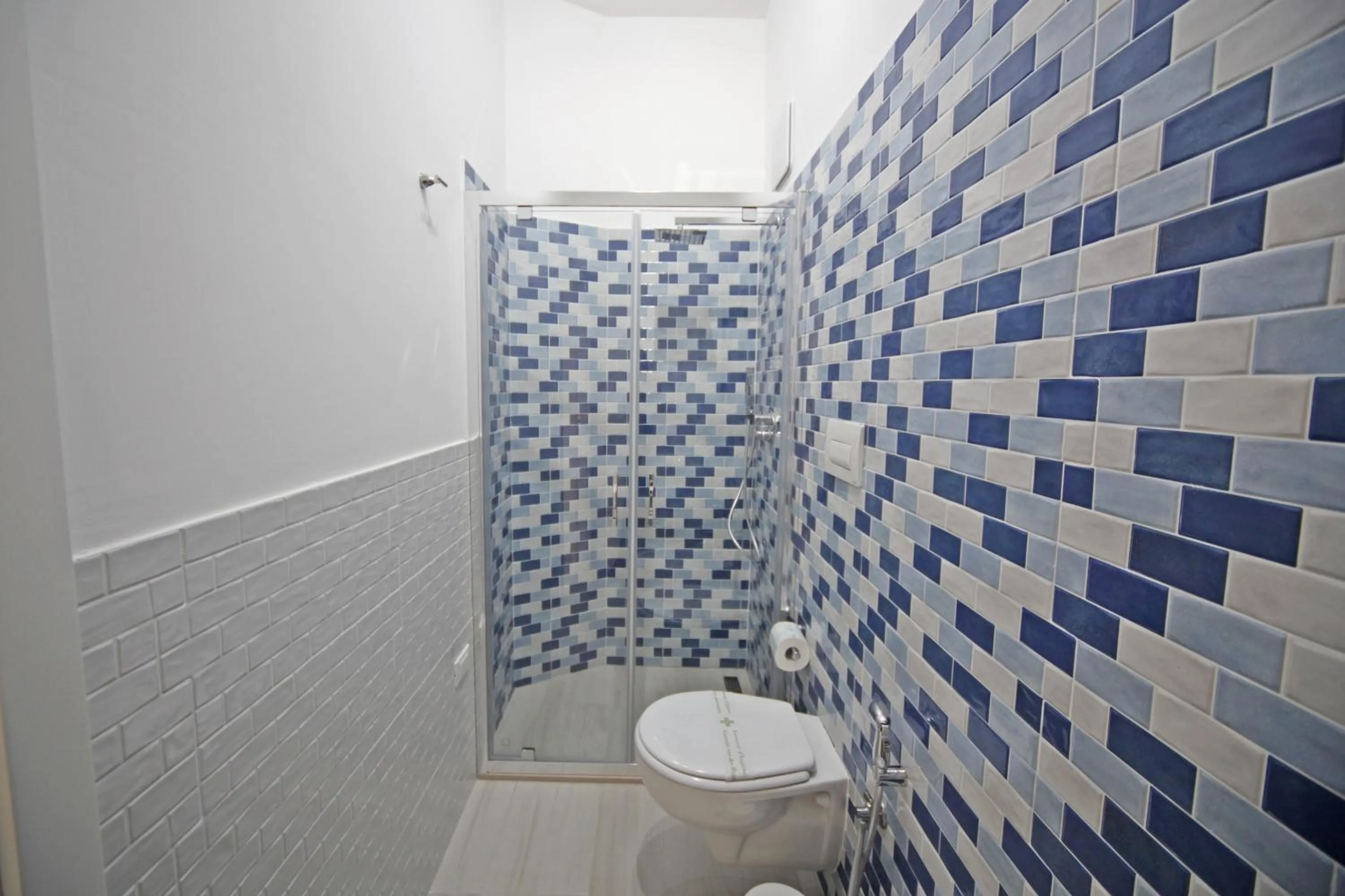 Shower in Petra Solis by Jdvacanze