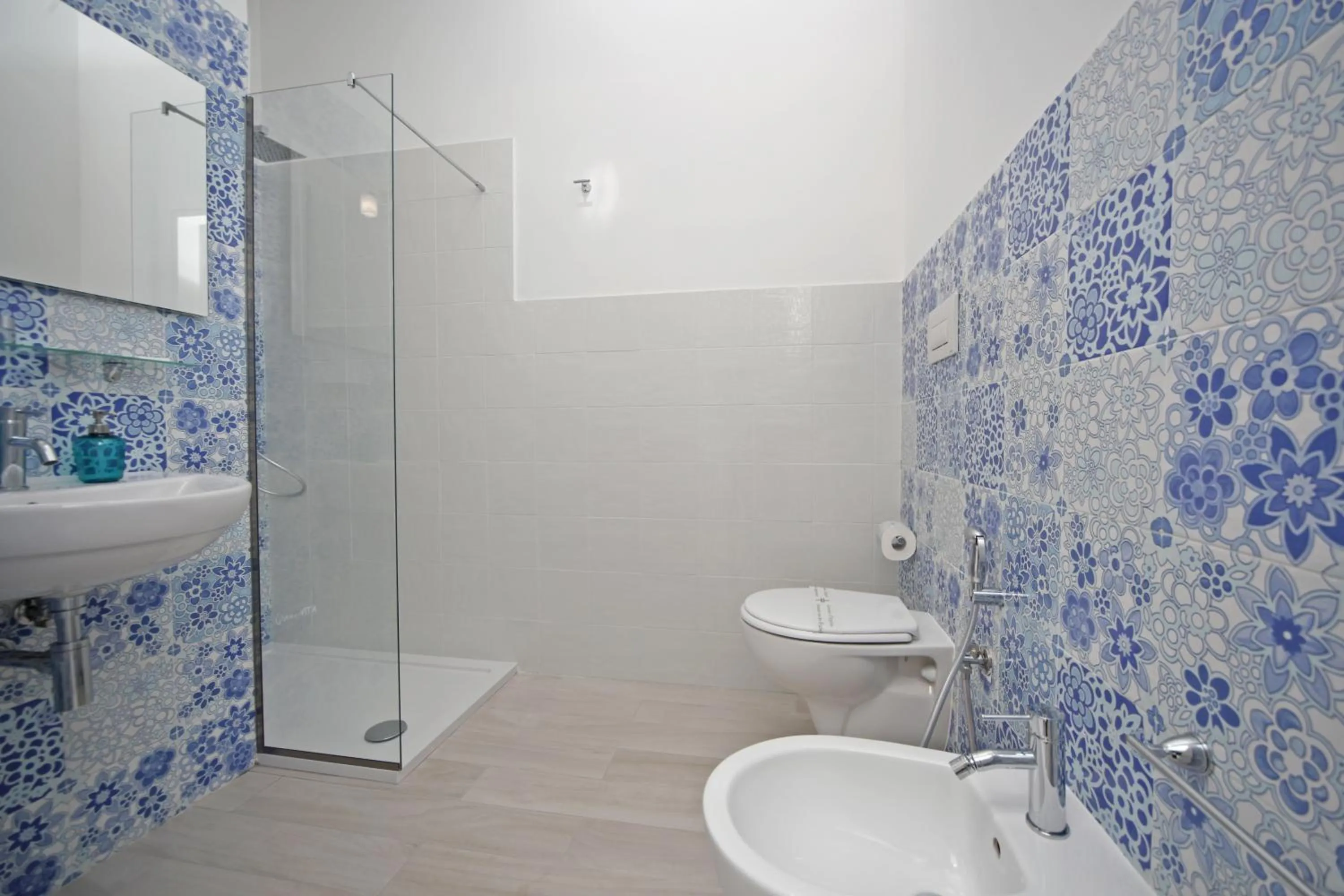 Shower in Petra Solis by Jdvacanze