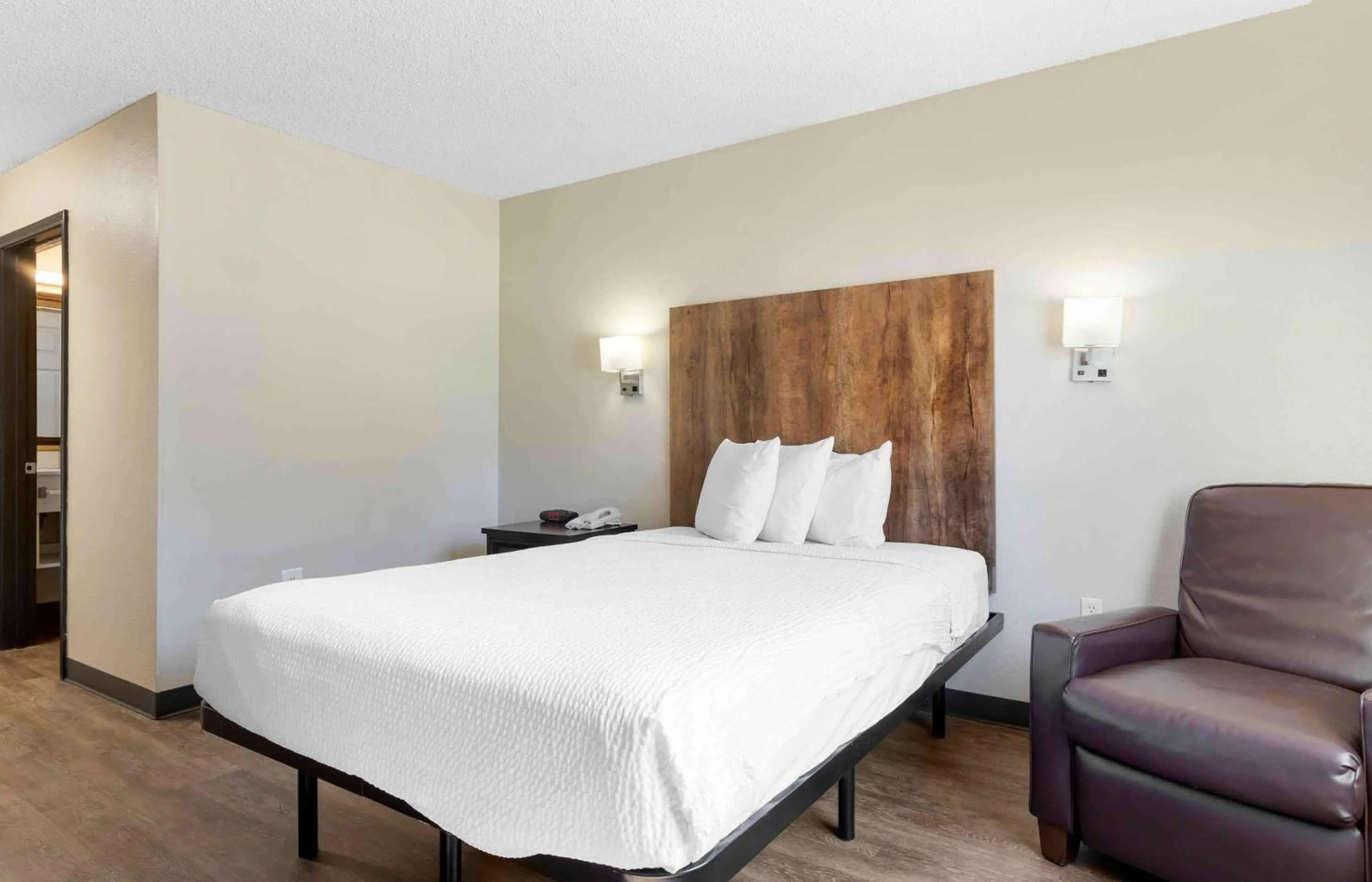 Bedroom, Bed in Extended Stay America Suites - Houston - Katy Freeway - Energy Corridor
