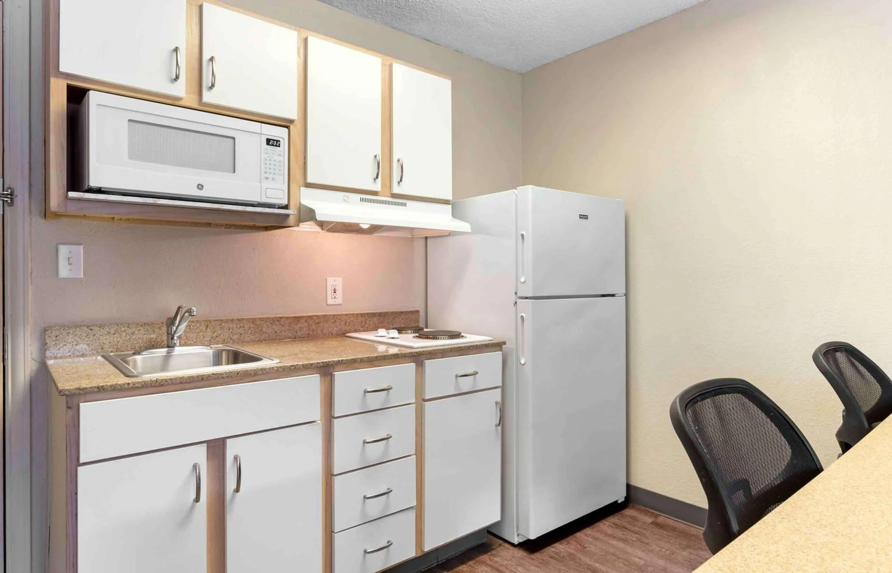 Kitchen or kitchenette in Extended Stay America Suites - Houston - Katy Freeway - Energy Corridor