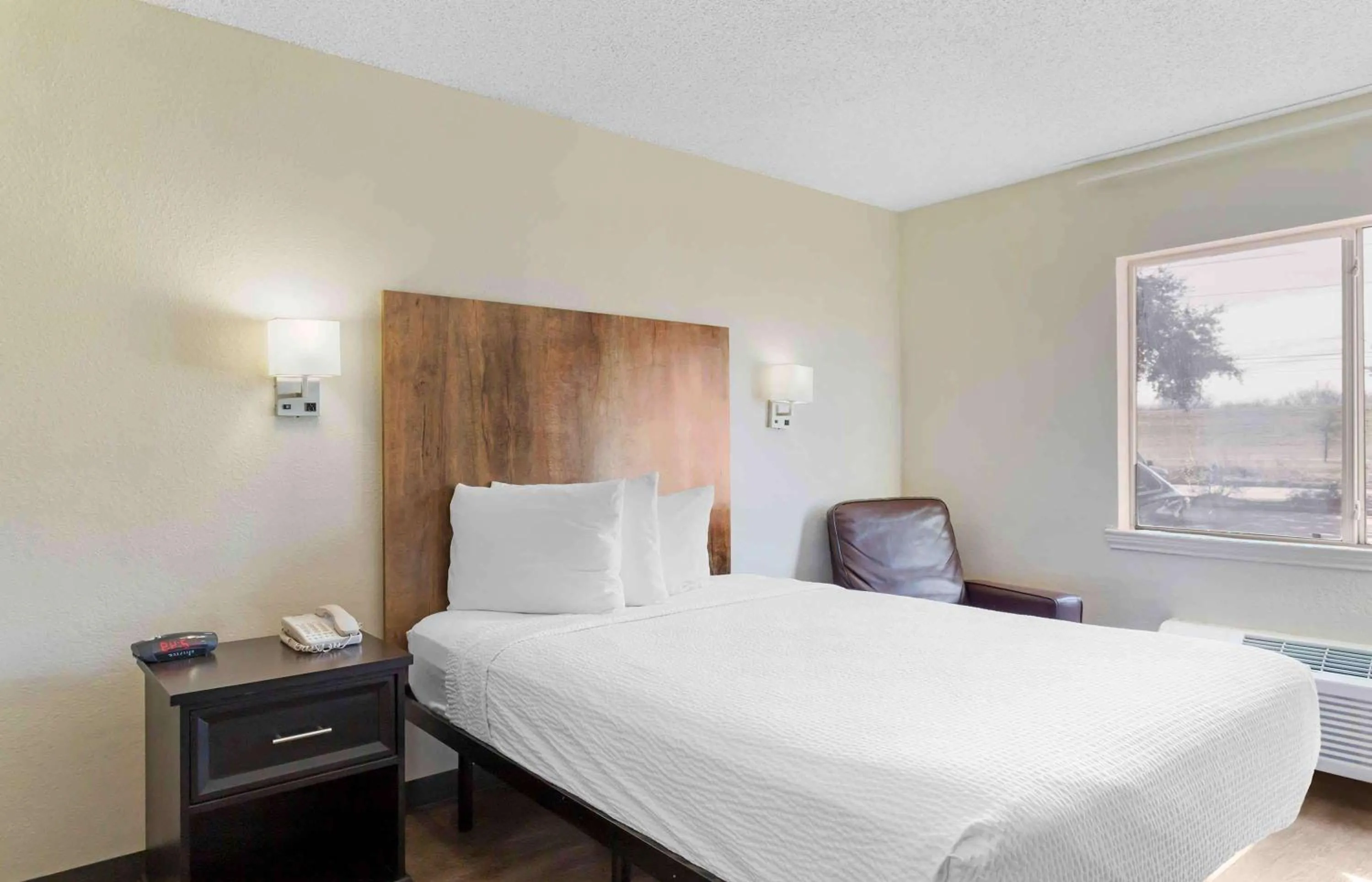 Bedroom, Bed in Extended Stay America Suites - Houston - Katy Freeway - Energy Corridor