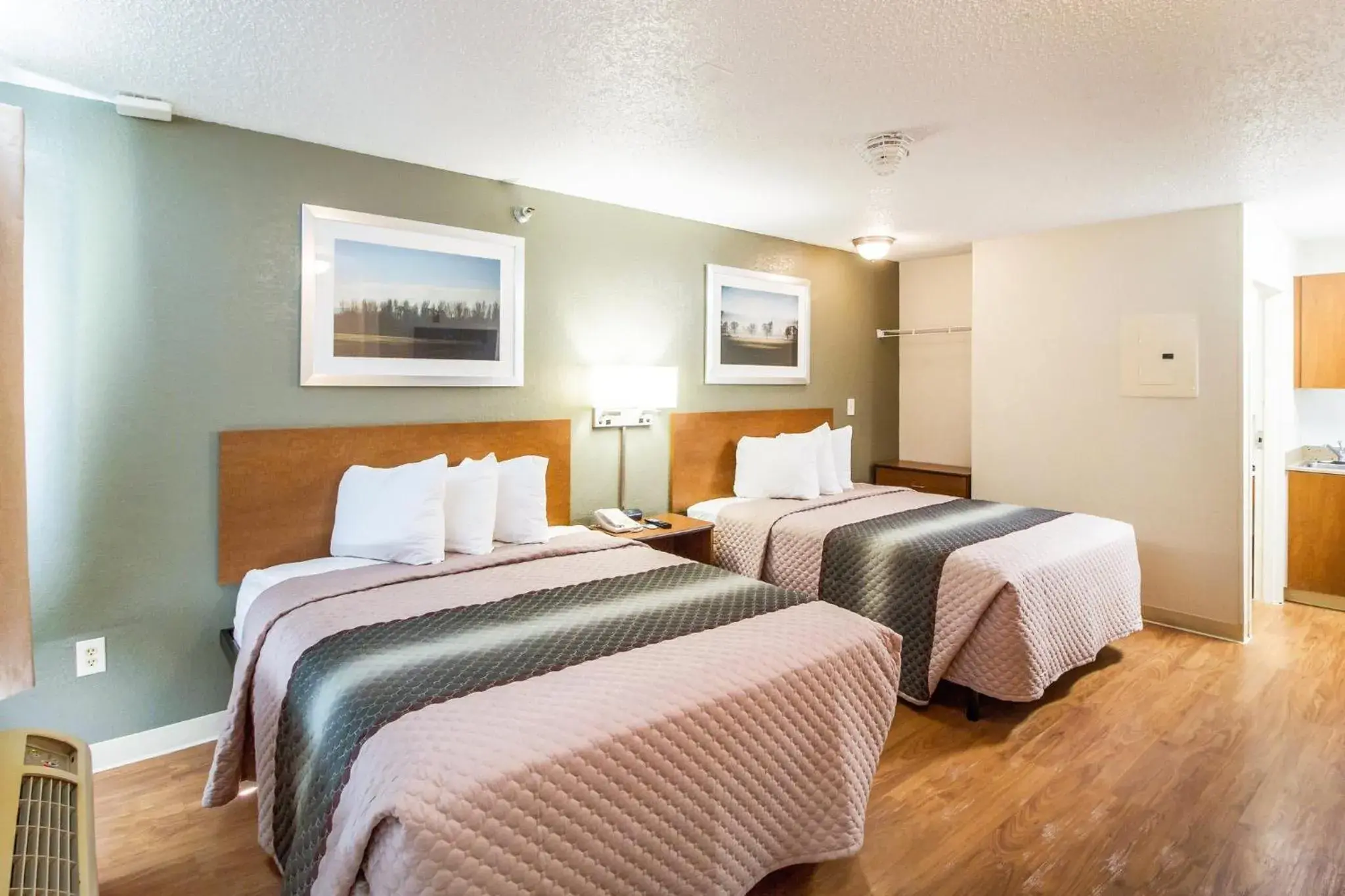 Photo of the whole room, Bed in HomeTowne Studios by Red Roof Houston - West Oaks - Energy Corridor Photo of the whole room, Bed in HomeTowne Studios by Red Roof Houston - West Oaks - Energy Corridor