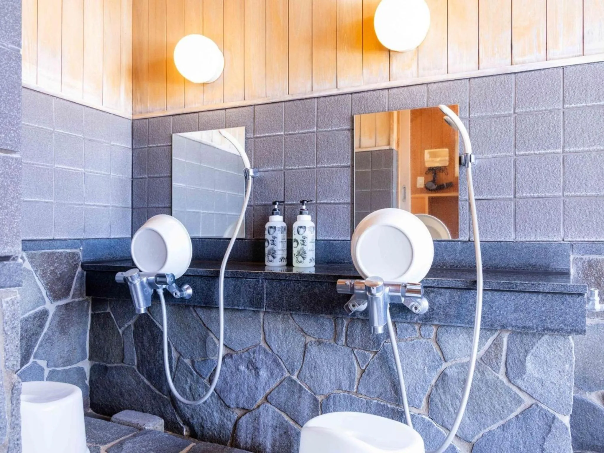 Shower in Manten no Yado