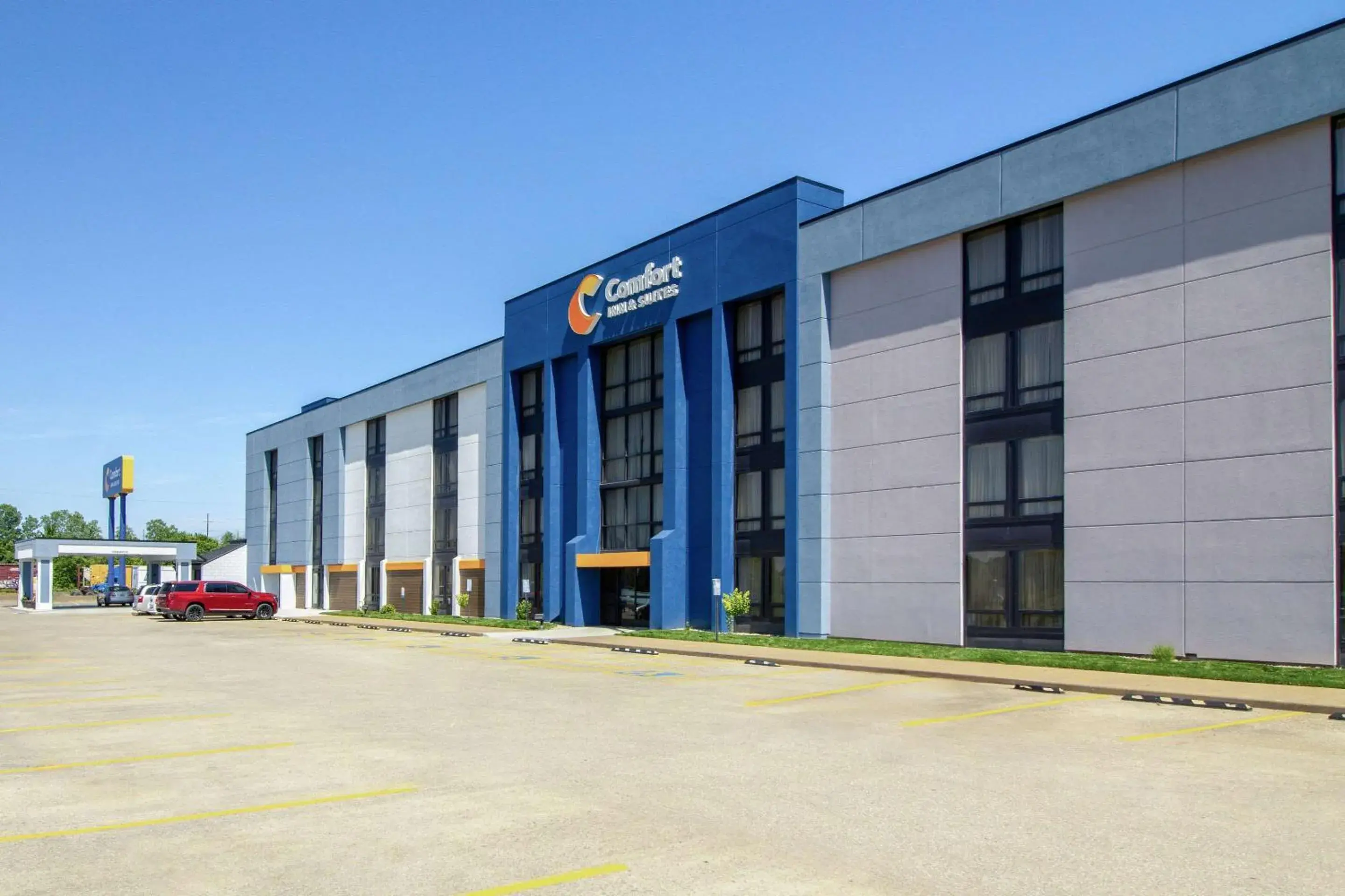 Property building in Comfort Inn & Suites Evansville Airport Property building in Comfort Inn & Suites Evansville Airport