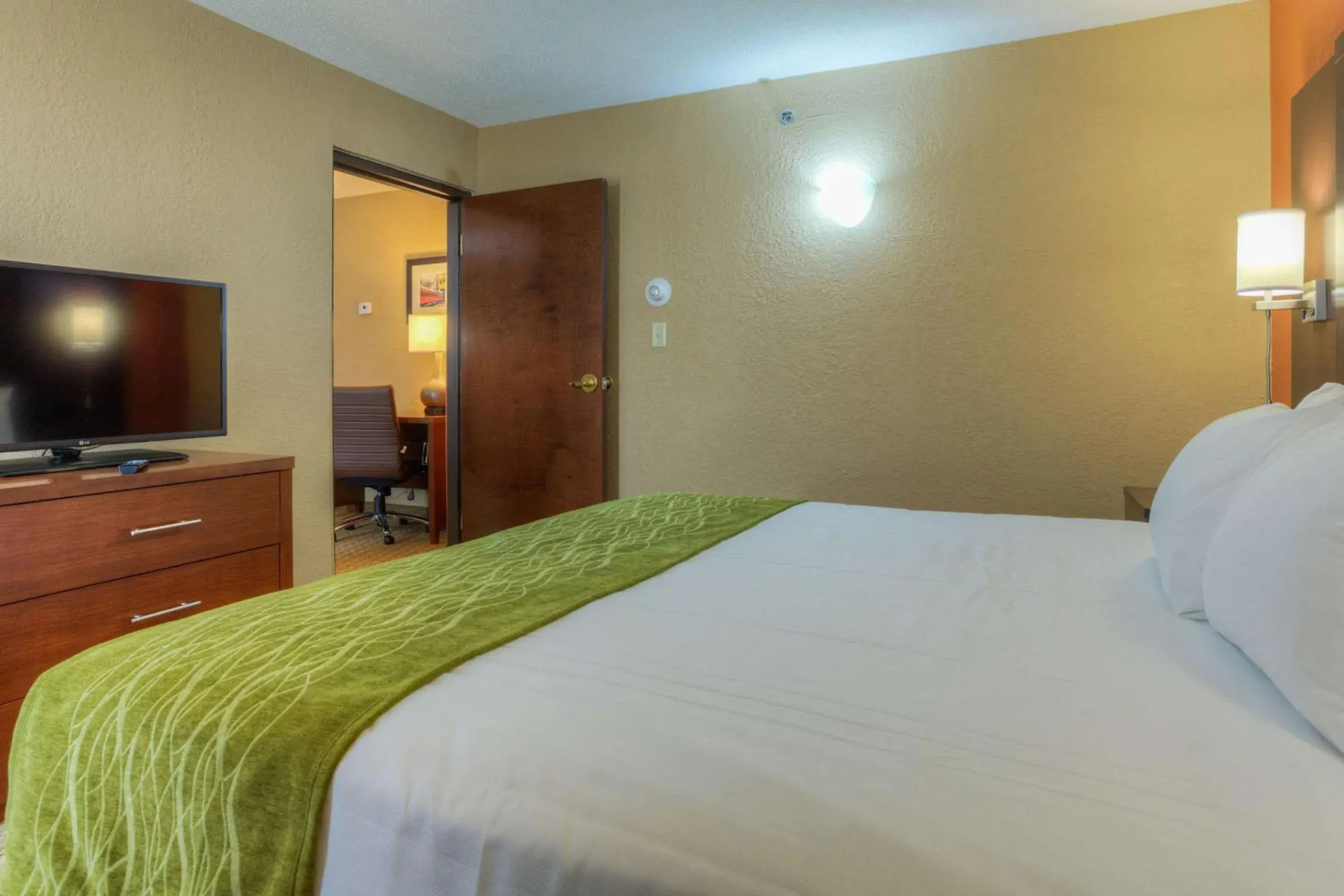 Bedroom, Bed in Comfort Inn & Suites Evansville Airport Bedroom, Bed in Comfort Inn & Suites Evansville Airport