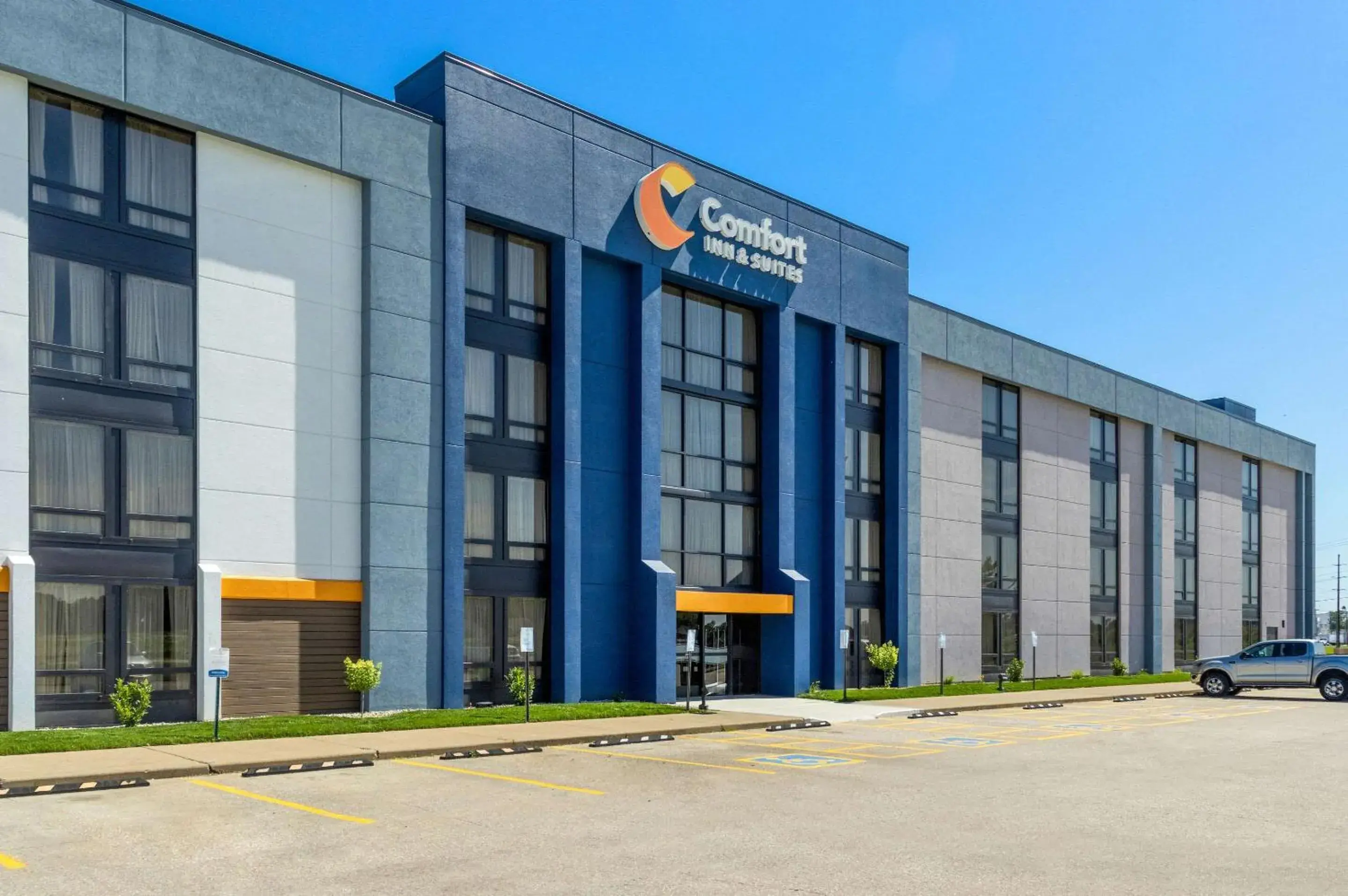 Property building in Comfort Inn & Suites Evansville Airport Property building in Comfort Inn & Suites Evansville Airport