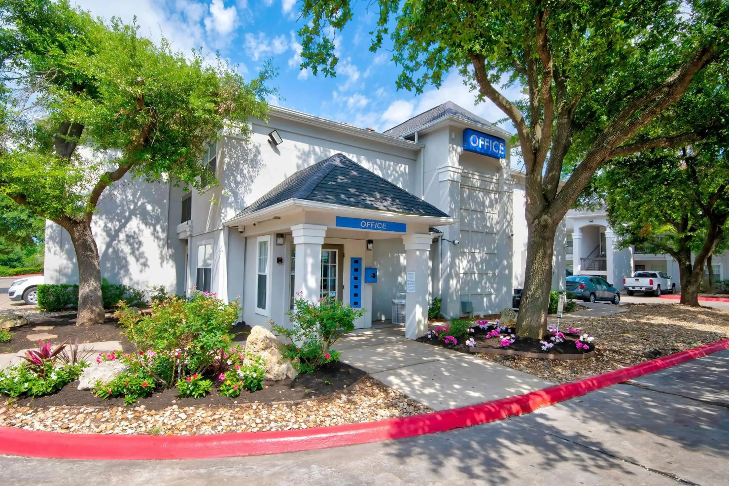 Property building in Studio 6-Austin, TX - Midtown Property building in Studio 6-Austin, TX - Midtown