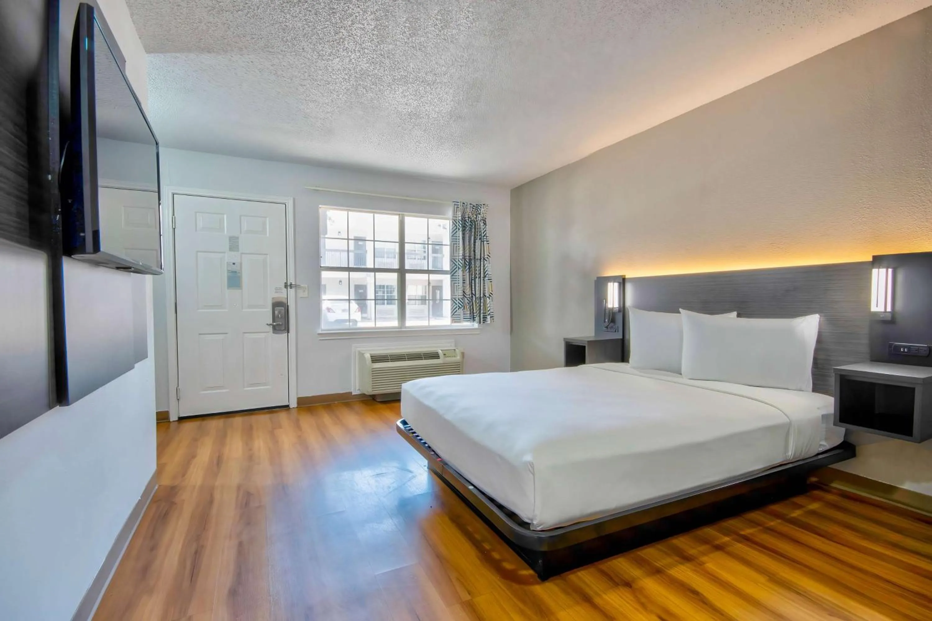 Bedroom, Bed in Studio 6-Austin, TX - Midtown