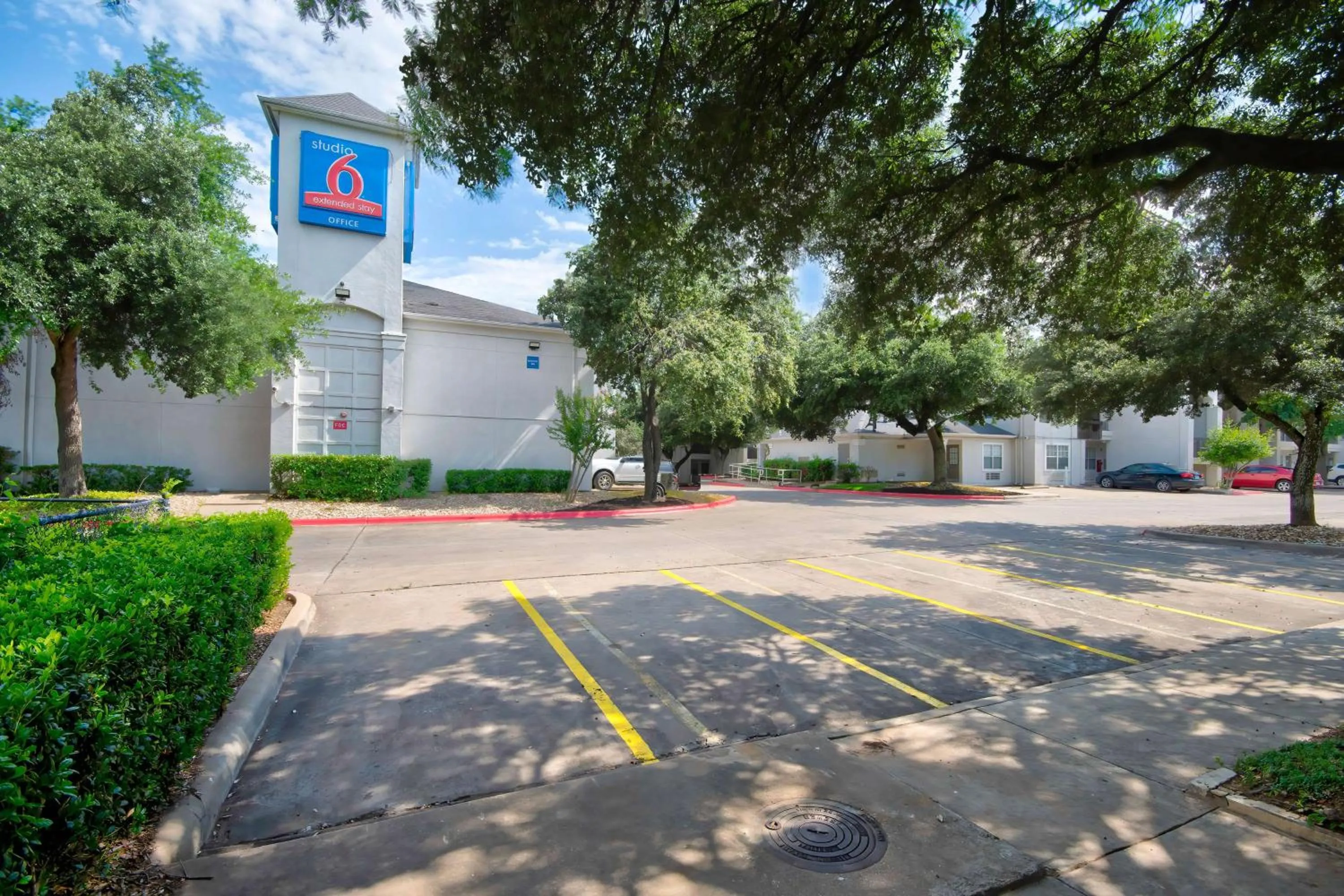 Property building in Studio 6-Austin, TX - Midtown