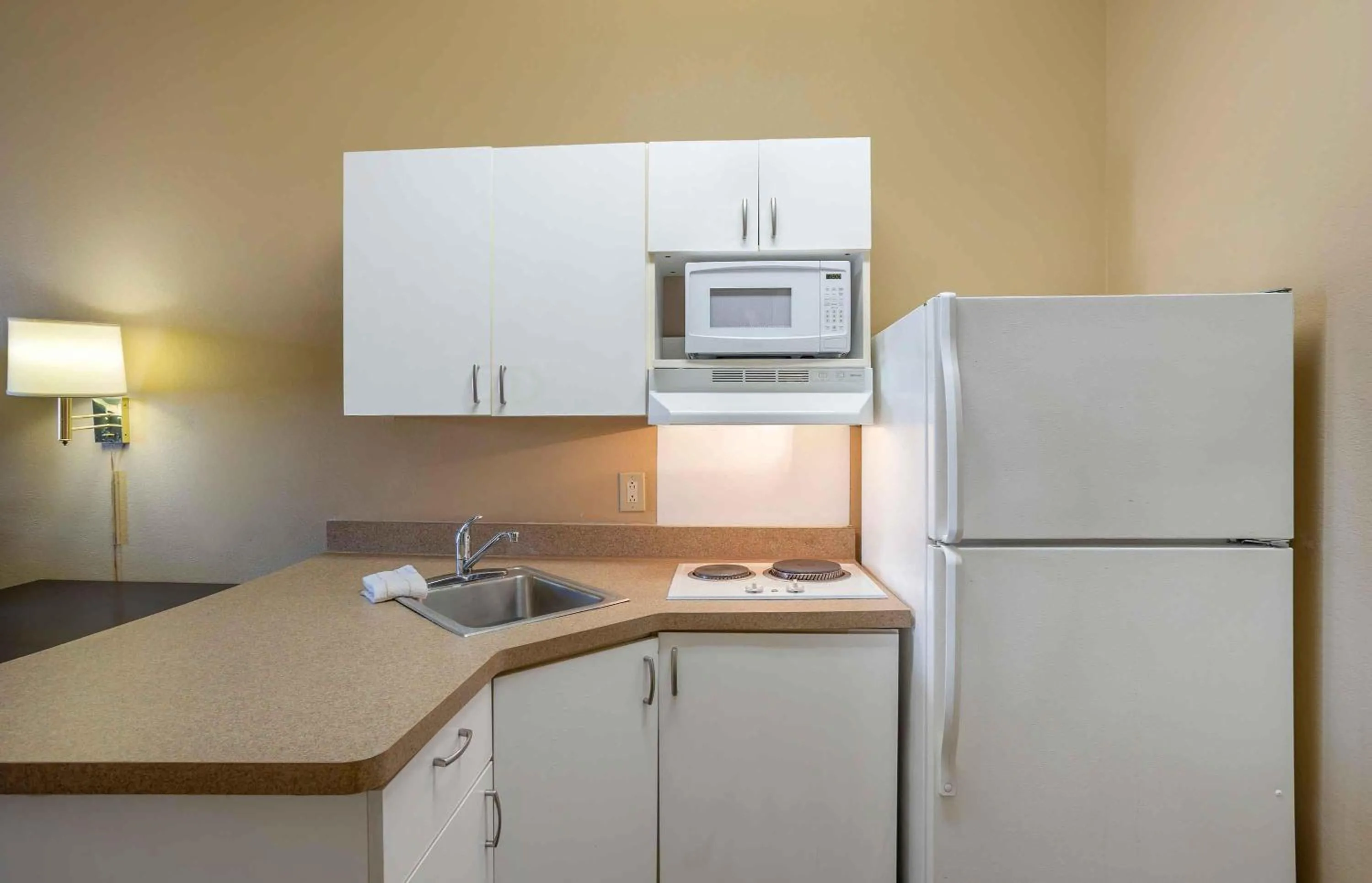 Kitchen or kitchenette in Extended Stay America Suites - Philadelphia - Airport - Tinicum Blvd