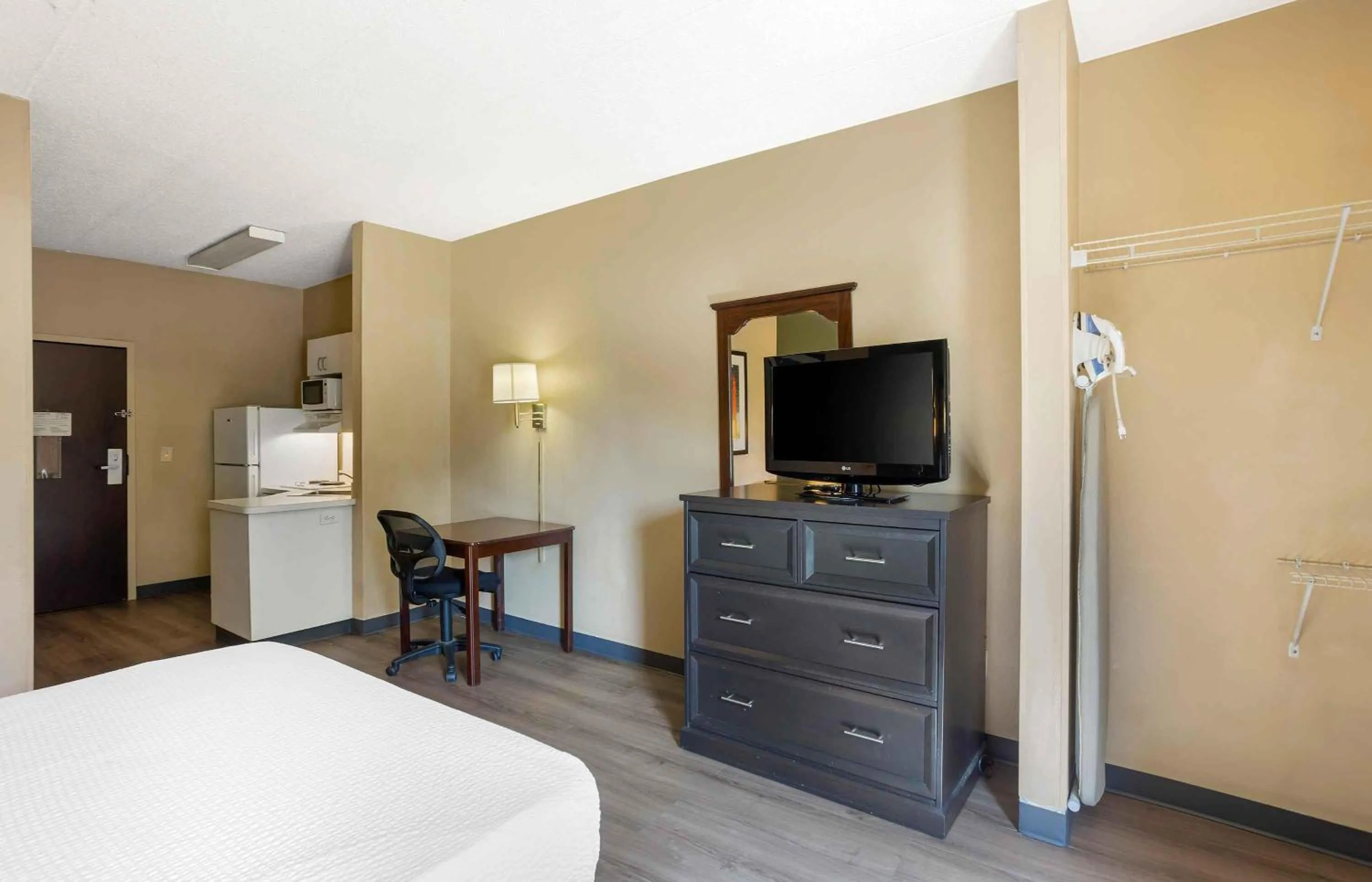 Bedroom, Bed in Extended Stay America Suites - Philadelphia - Airport - Tinicum Blvd