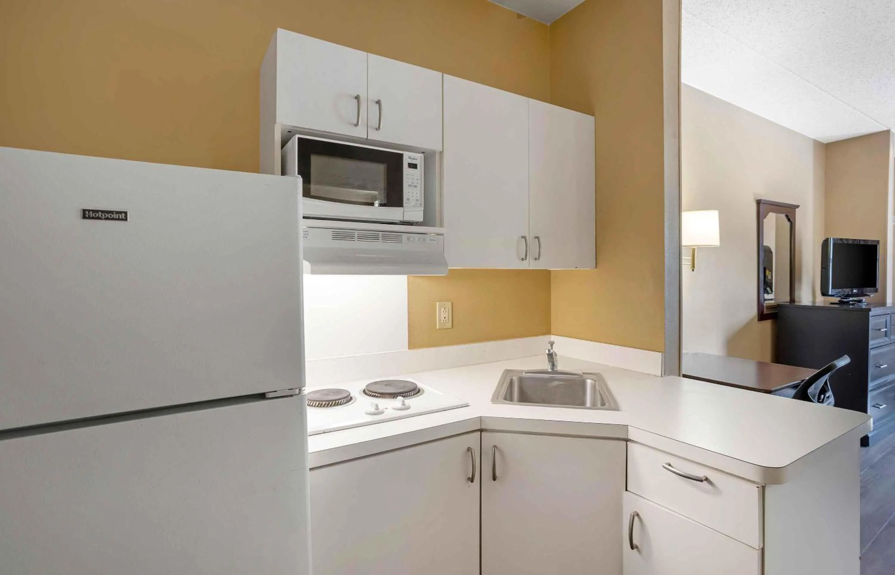 Kitchen or kitchenette in Extended Stay America Suites - Philadelphia - Airport - Tinicum Blvd