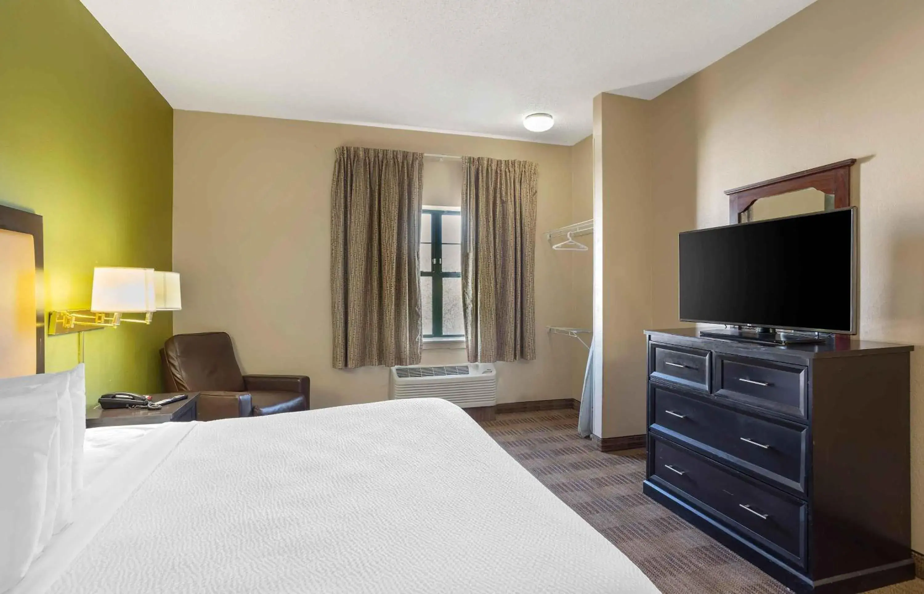 Bedroom, Bed in Extended Stay America Suites - Philadelphia - Airport - Tinicum Blvd Bedroom, Bed in Extended Stay America Suites - Philadelphia - Airport - Tinicum Blvd