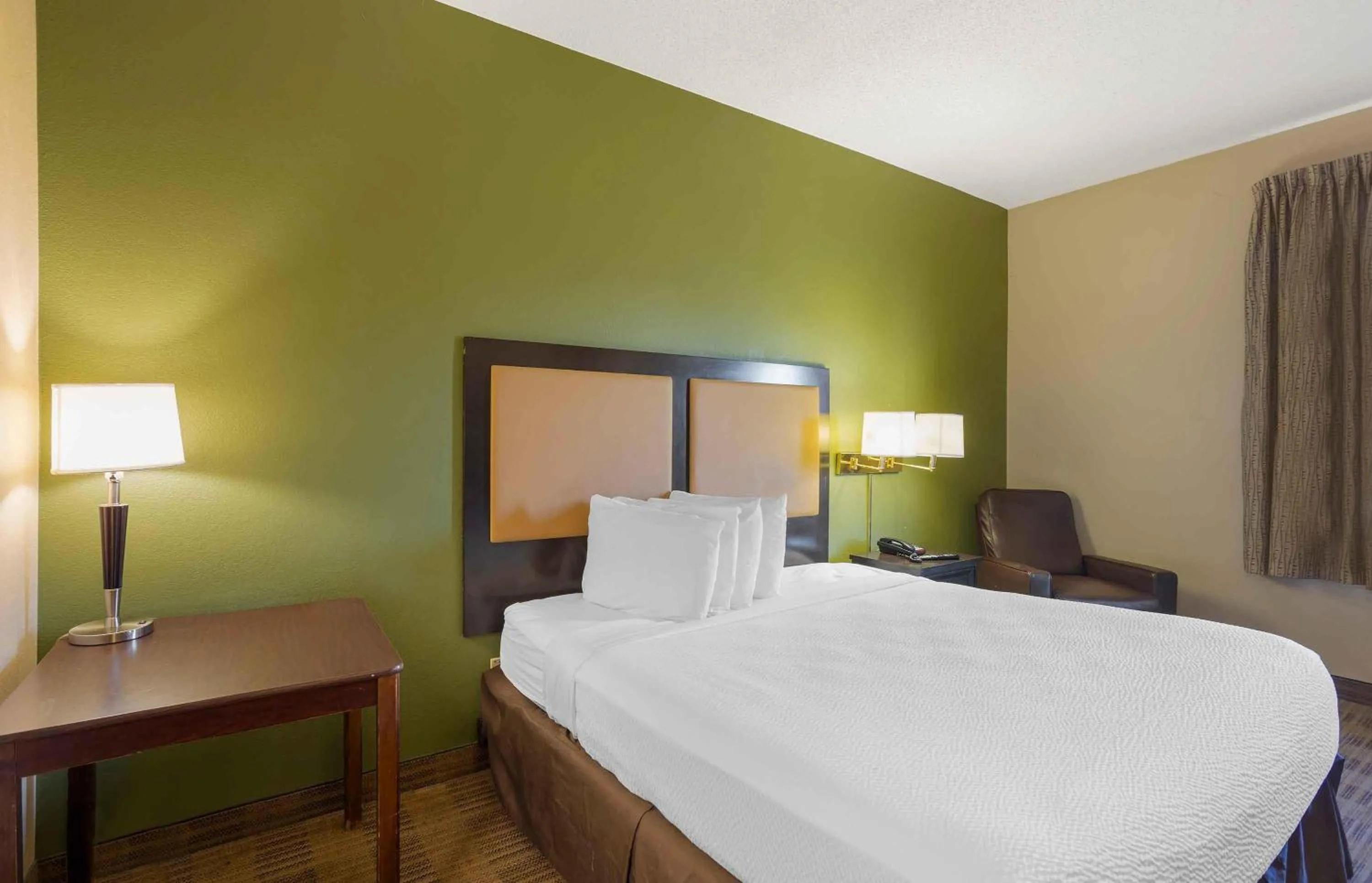 Bedroom, Bed in Extended Stay America Suites - Philadelphia - Airport - Tinicum Blvd
