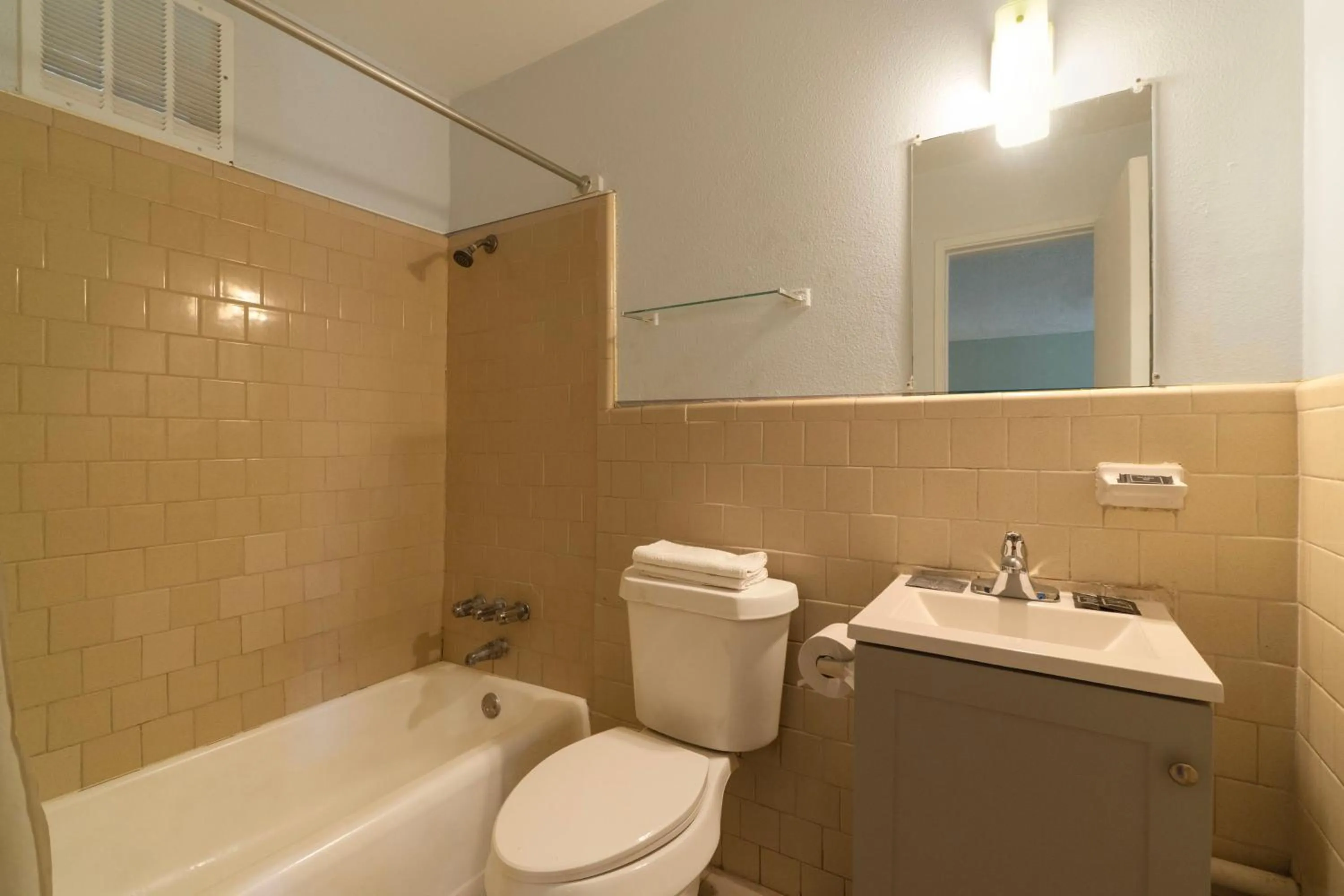 Bathroom in Capital O Parker Motel Clute Jackson Tx 332