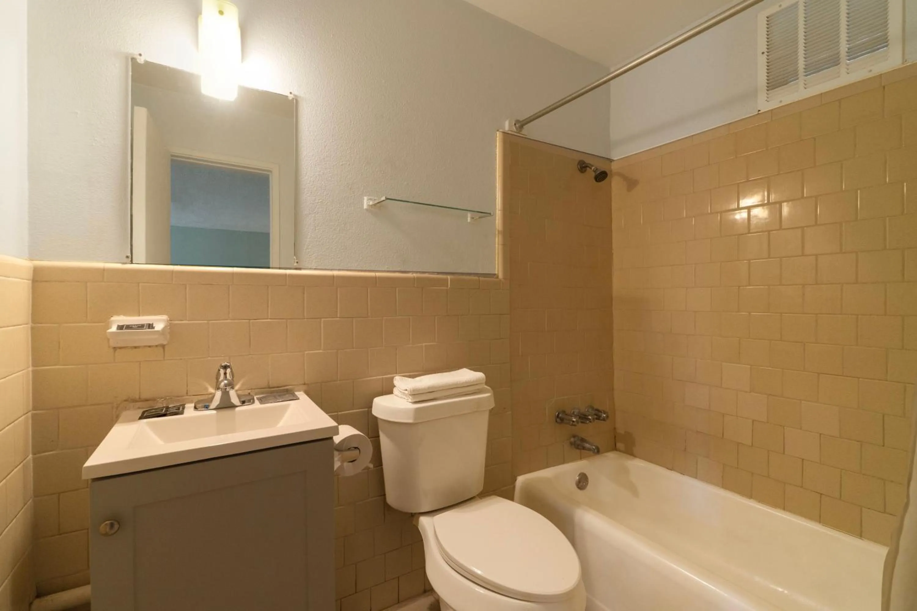 Bathroom in Capital O Parker Motel Clute Jackson Tx 332