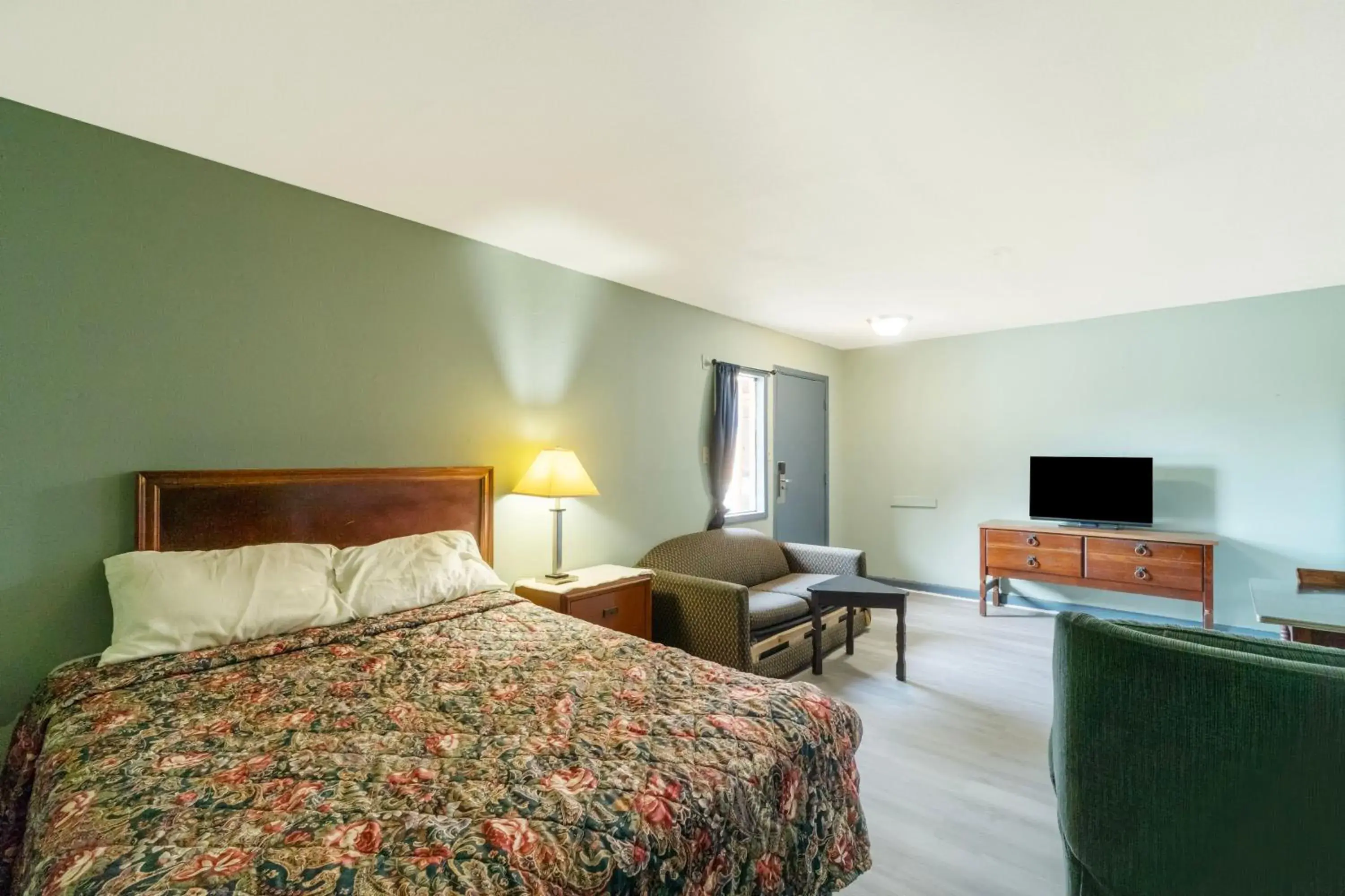 Queen Bed Non-Smoking in Capital O Parker Motel Clute Jackson Tx 332 Queen Bed Non-Smoking in Capital O Parker Motel Clute Jackson Tx 332