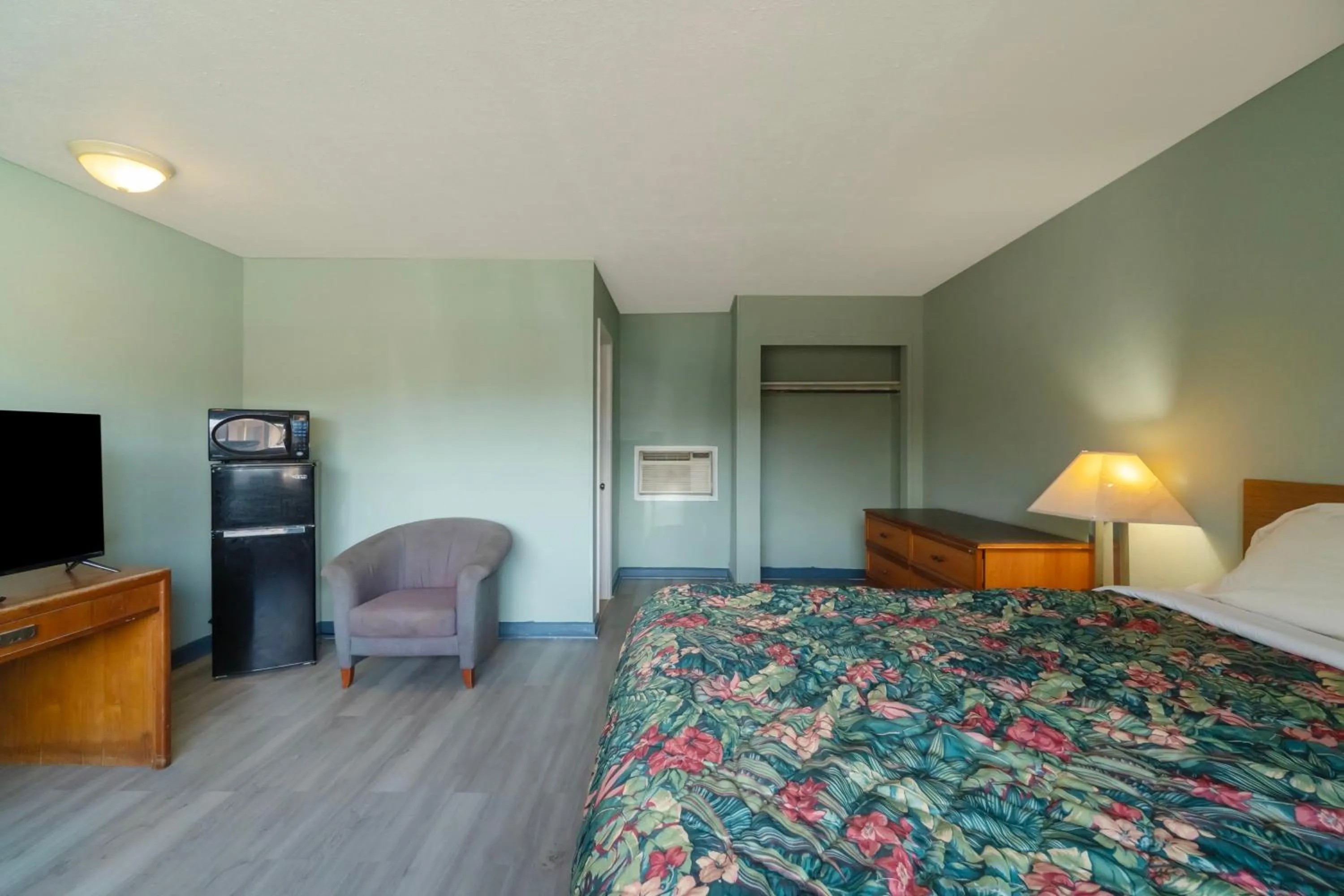 Bedroom, Bed in Capital O Parker Motel Clute Jackson Tx 332