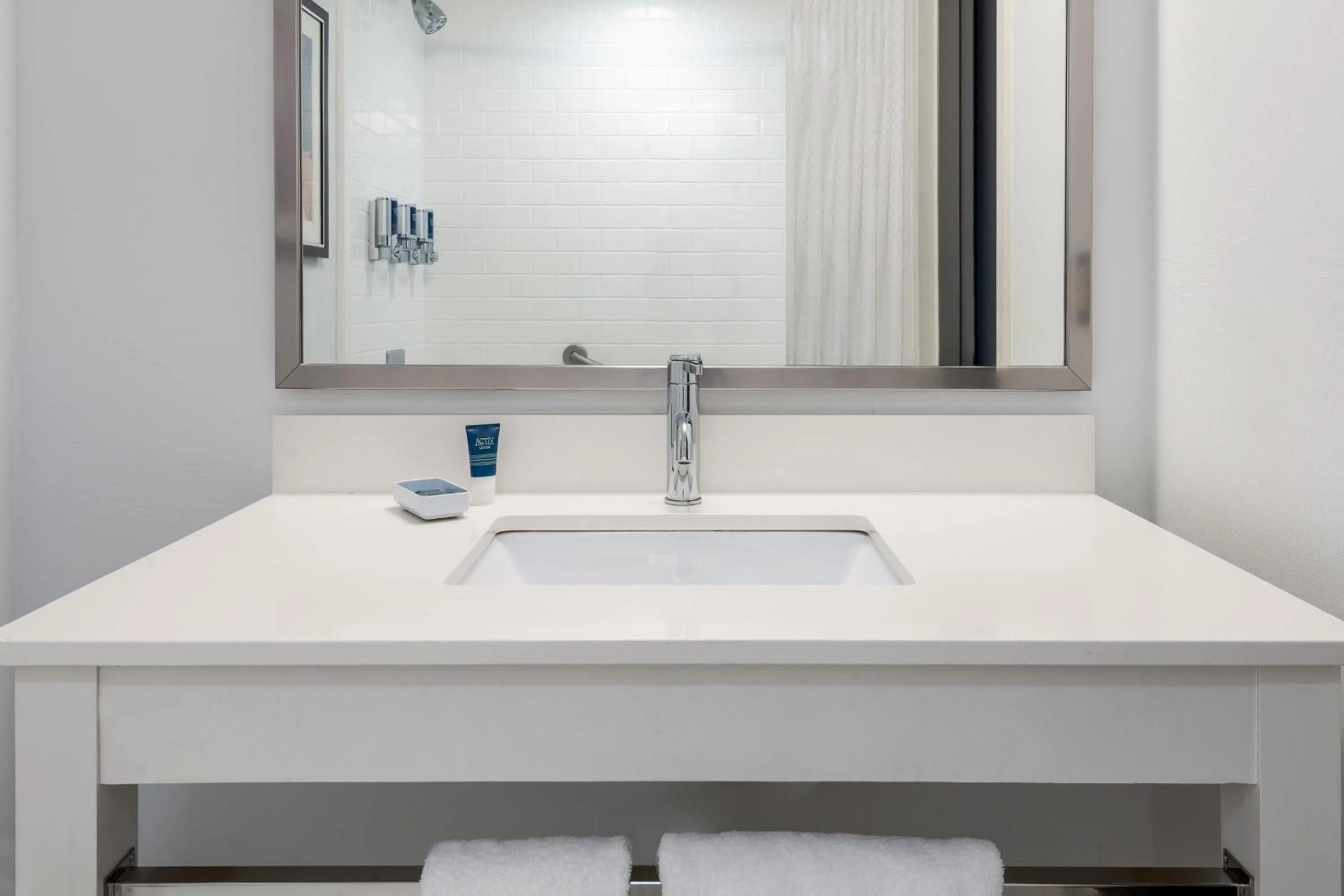 Bathroom in Four Points Huntsville Airport