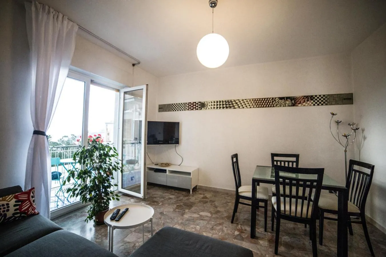 Communal lounge/ TV room in B&B Pacifico