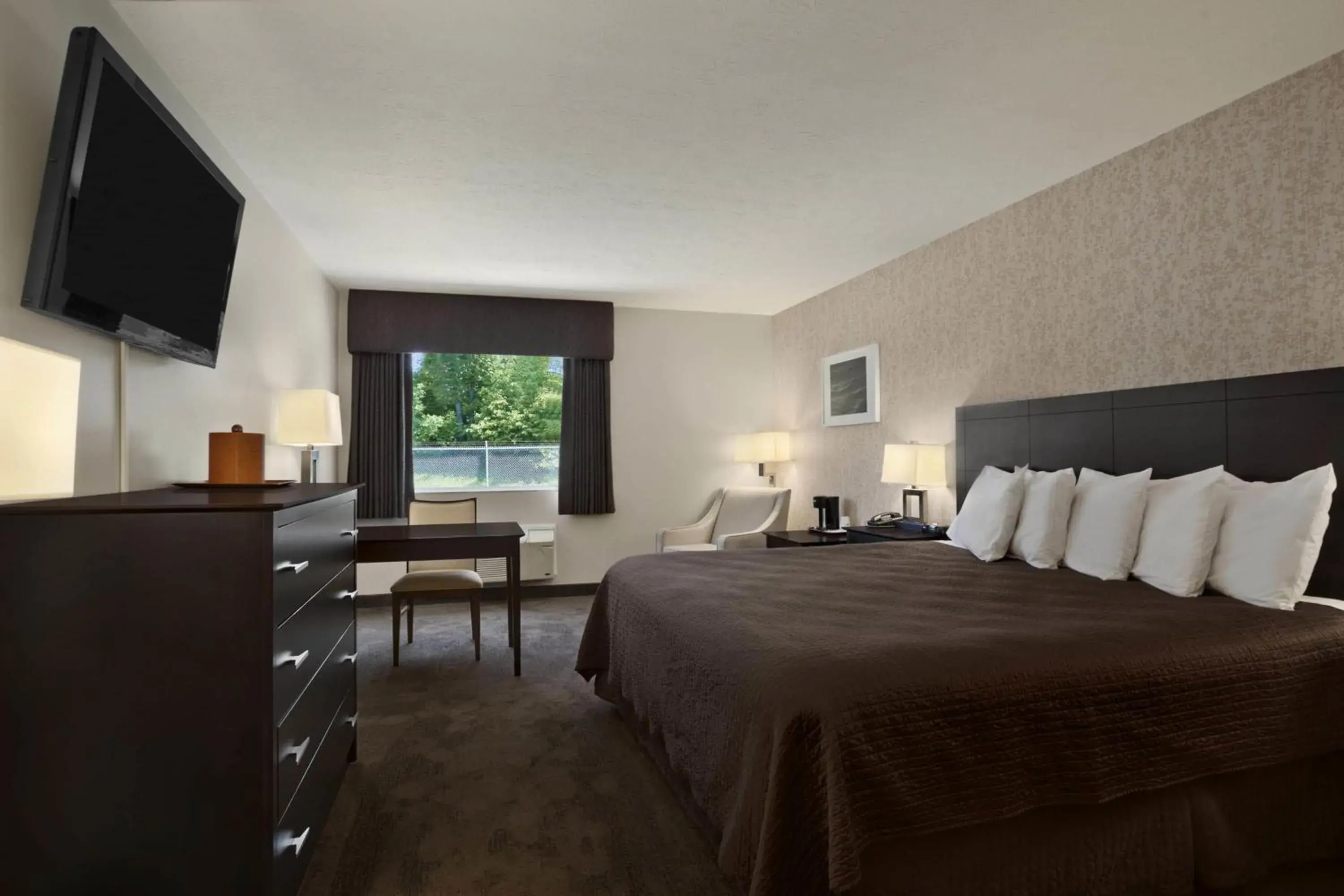 Photo of the whole room, Bed in Travelodge by Wyndham Hubbard OH Photo of the whole room, Bed in Travelodge by Wyndham Hubbard OH