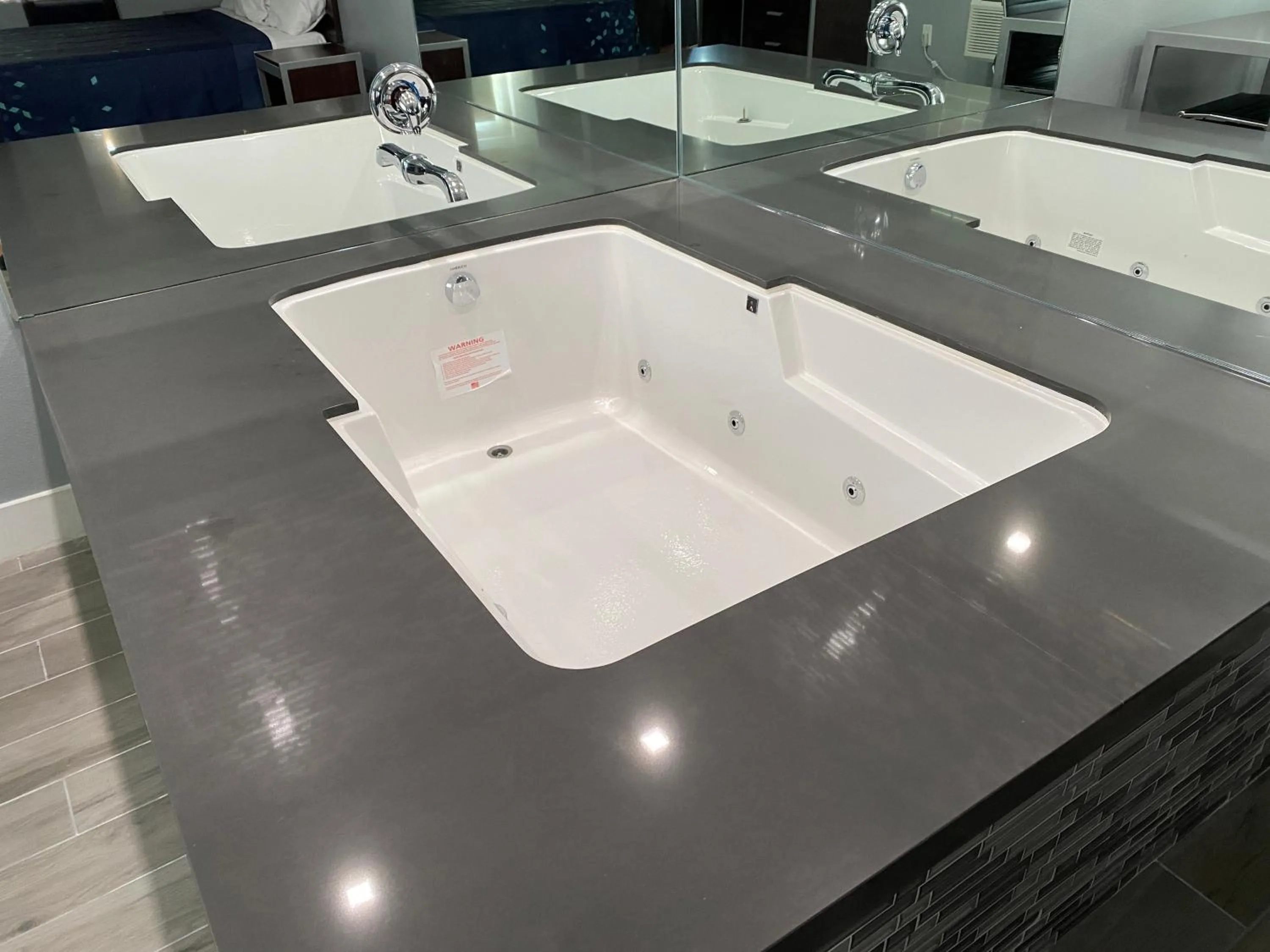 Hot Tub in Regency Motel