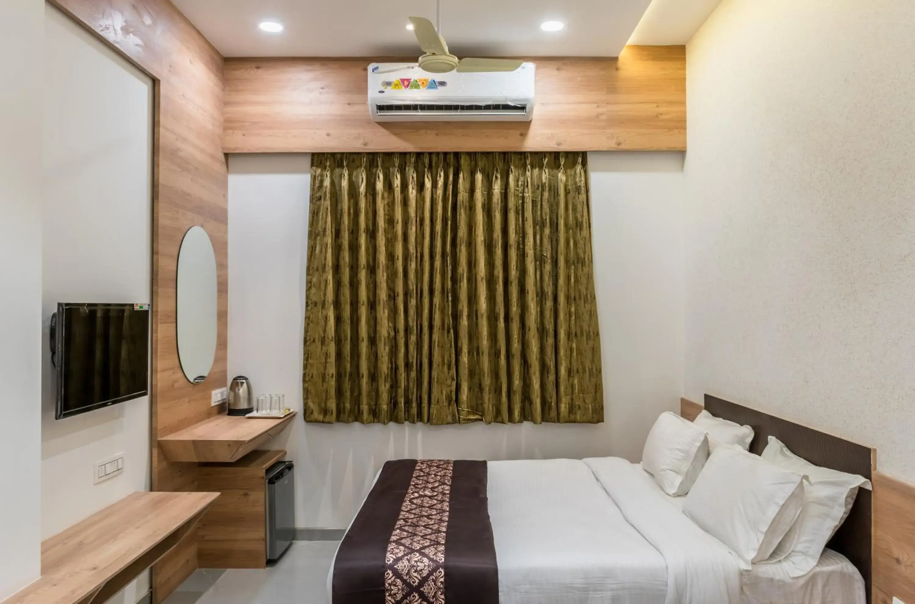 Bedroom, Bed in Meridian Hotel & Banquet Bedroom, Bed in Meridian Hotel & Banquet