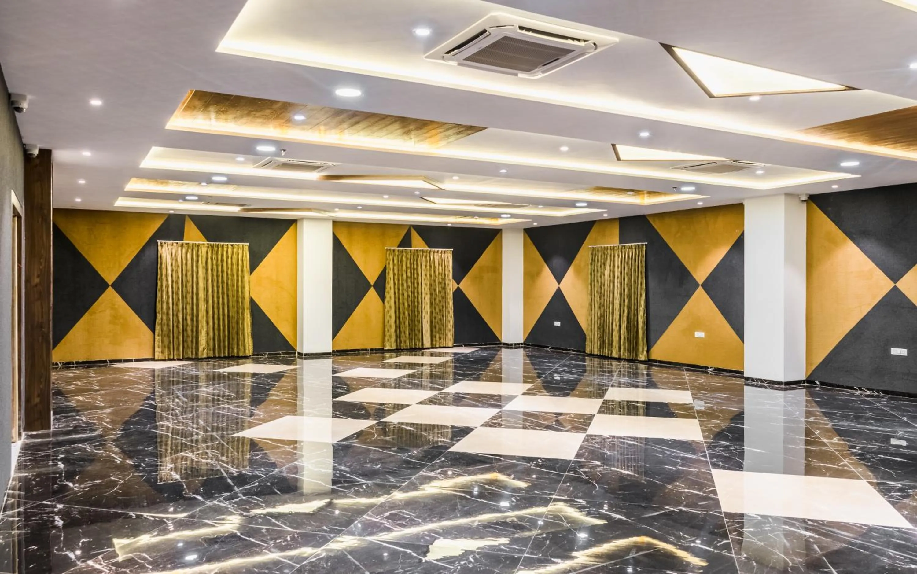 Meeting/conference room in Meridian Hotel & Banquet