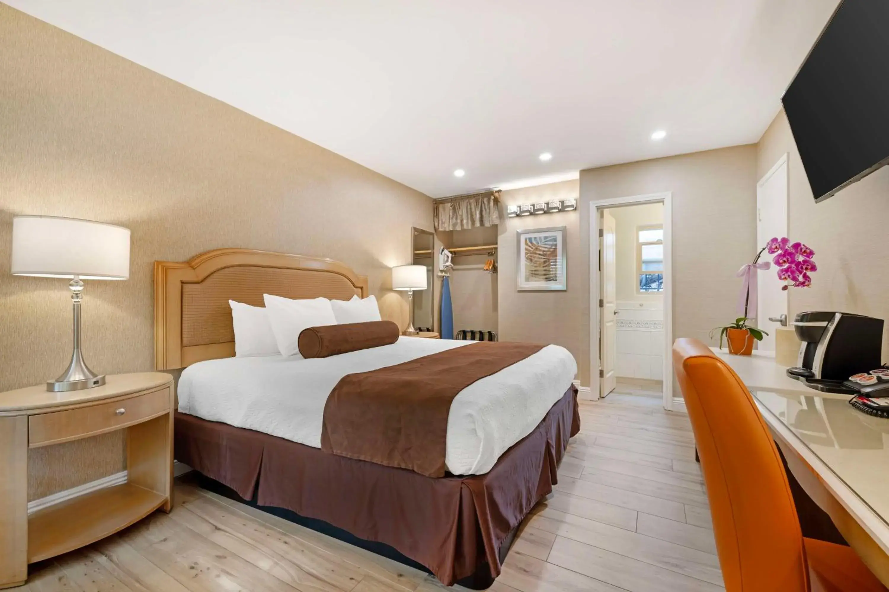 Bedroom, Bed in Best Western Downtown San Diego Bedroom, Bed in Best Western Downtown San Diego