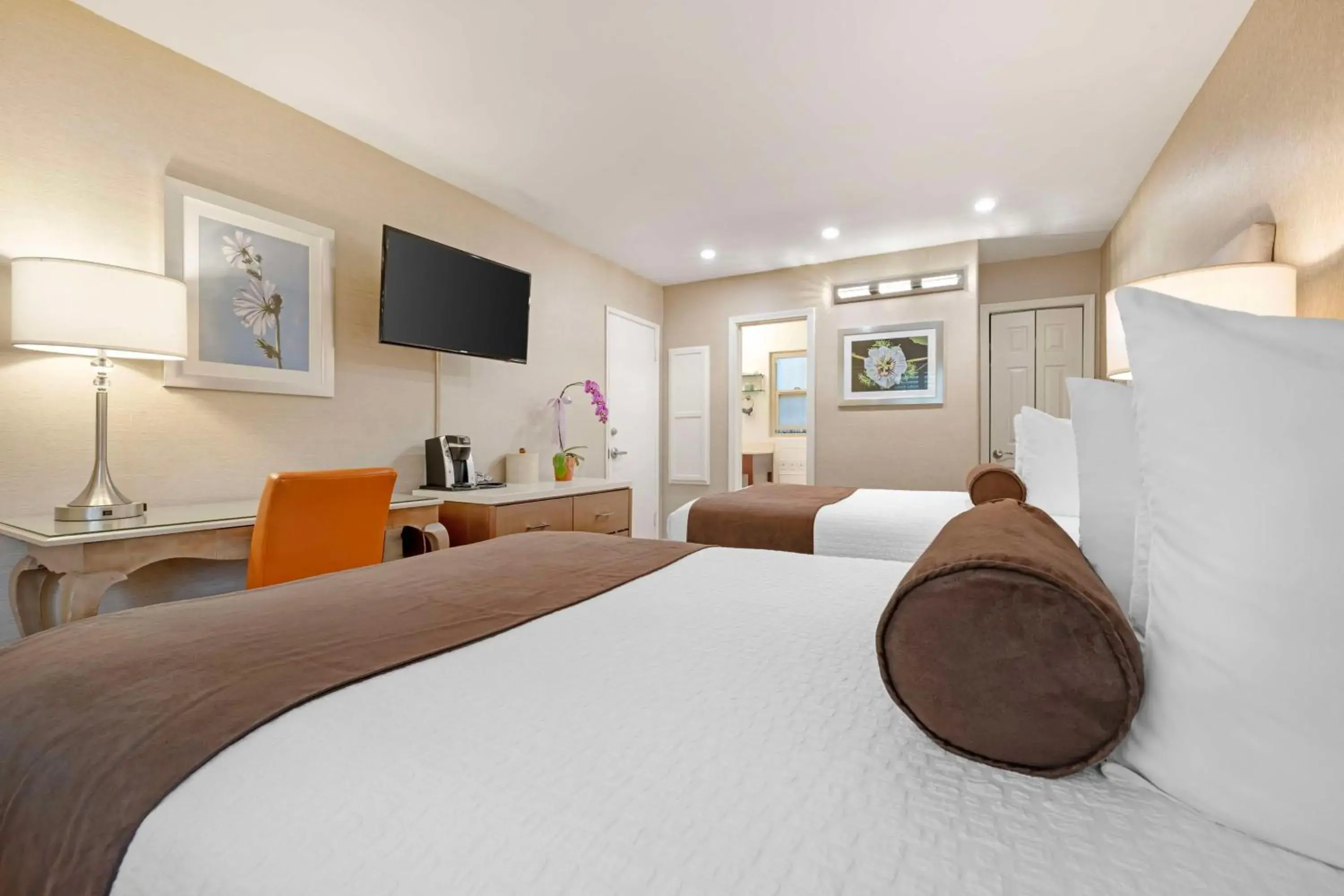 Bedroom, Bed in Best Western Downtown San Diego Bedroom, Bed in Best Western Downtown San Diego