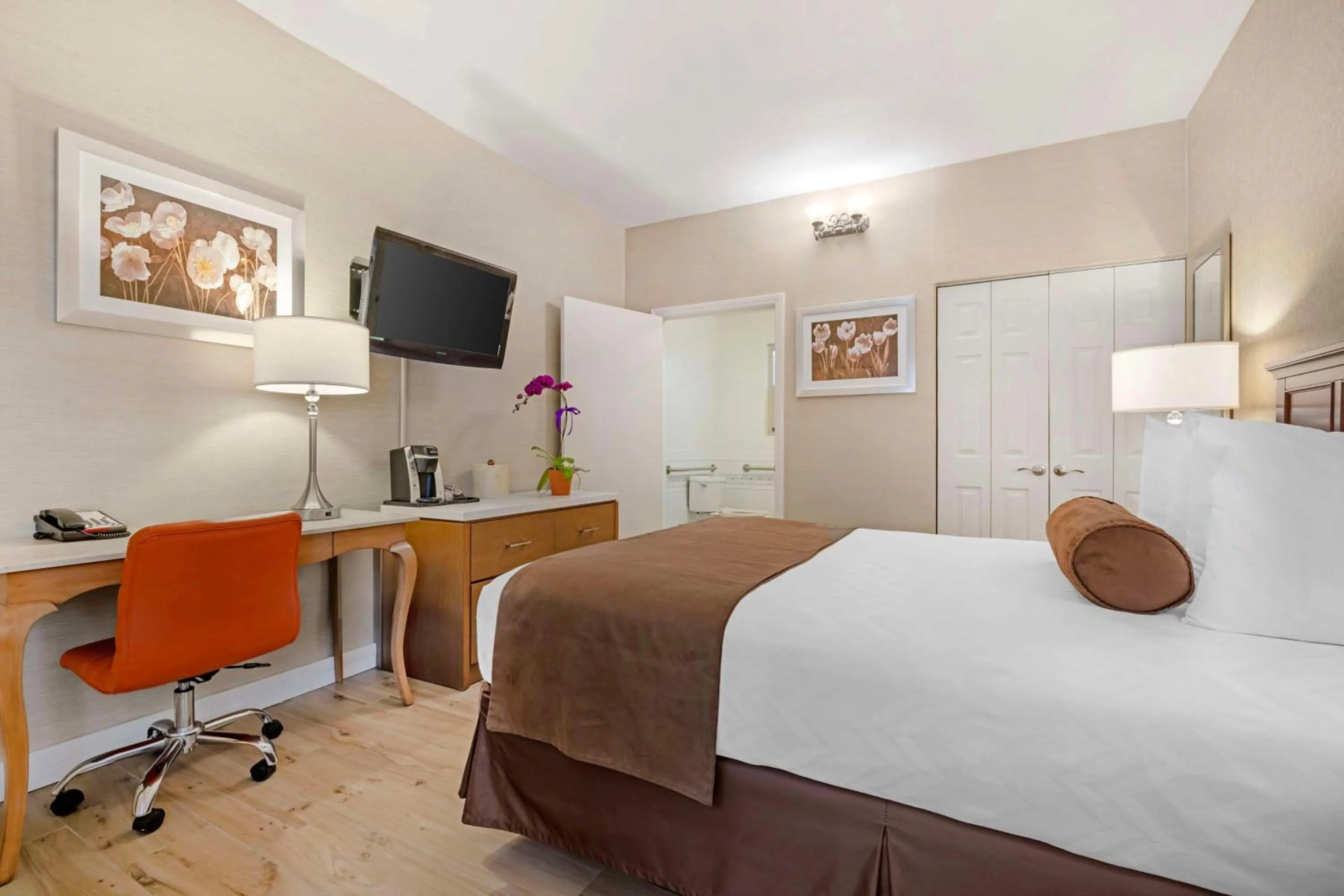 Bedroom, Bed in Best Western Downtown San Diego