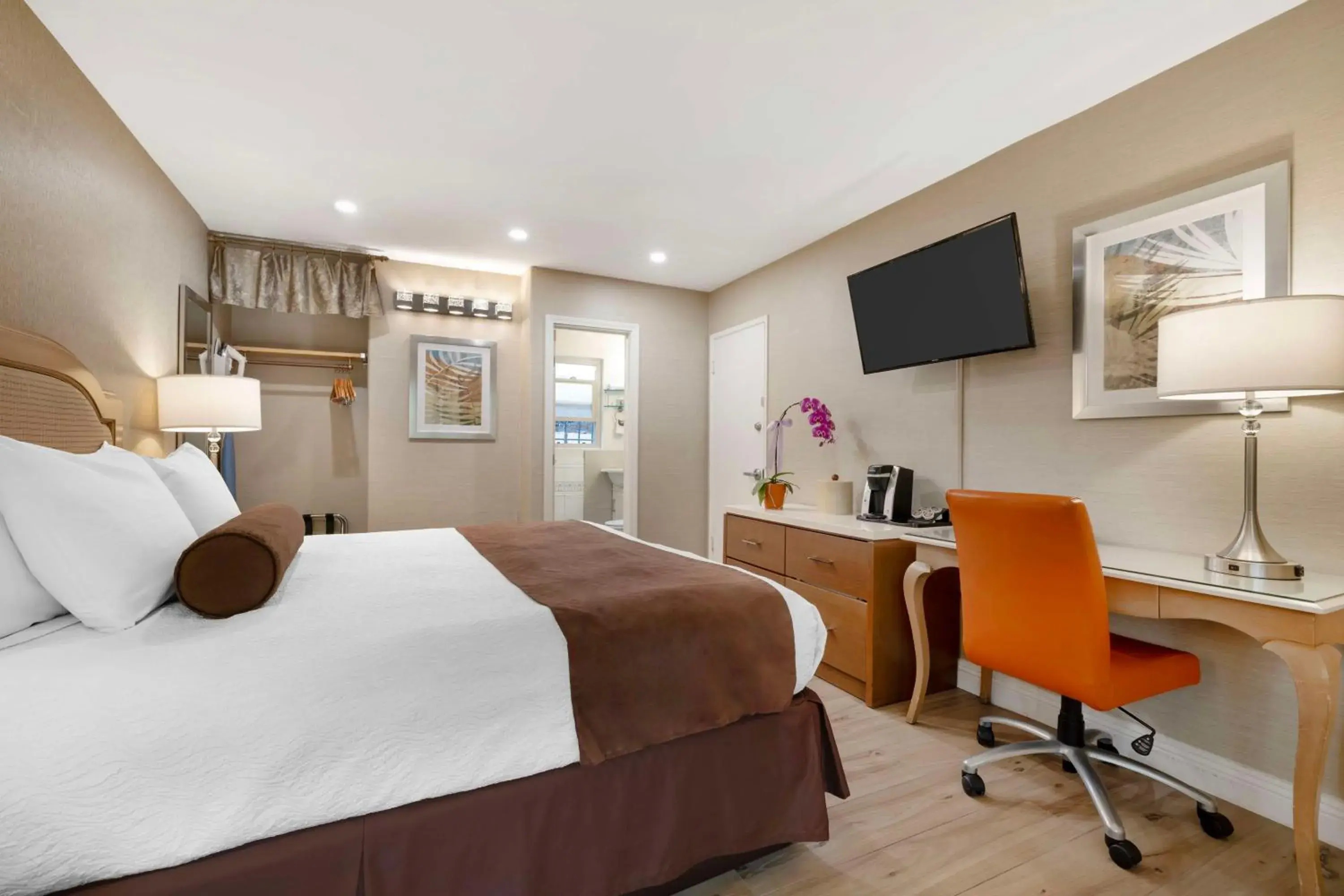 Bedroom, Bed in Best Western Downtown San Diego Bedroom, Bed in Best Western Downtown San Diego