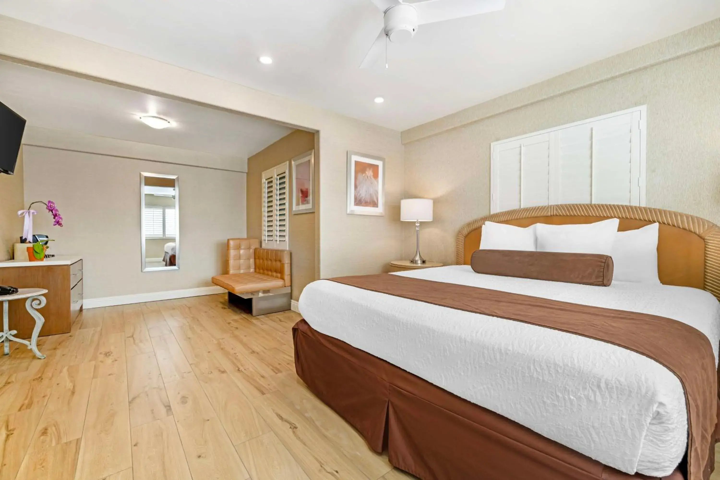 Bedroom, Bed in Best Western Cabrillo Garden Inn Bedroom, Bed in Best Western Cabrillo Garden Inn