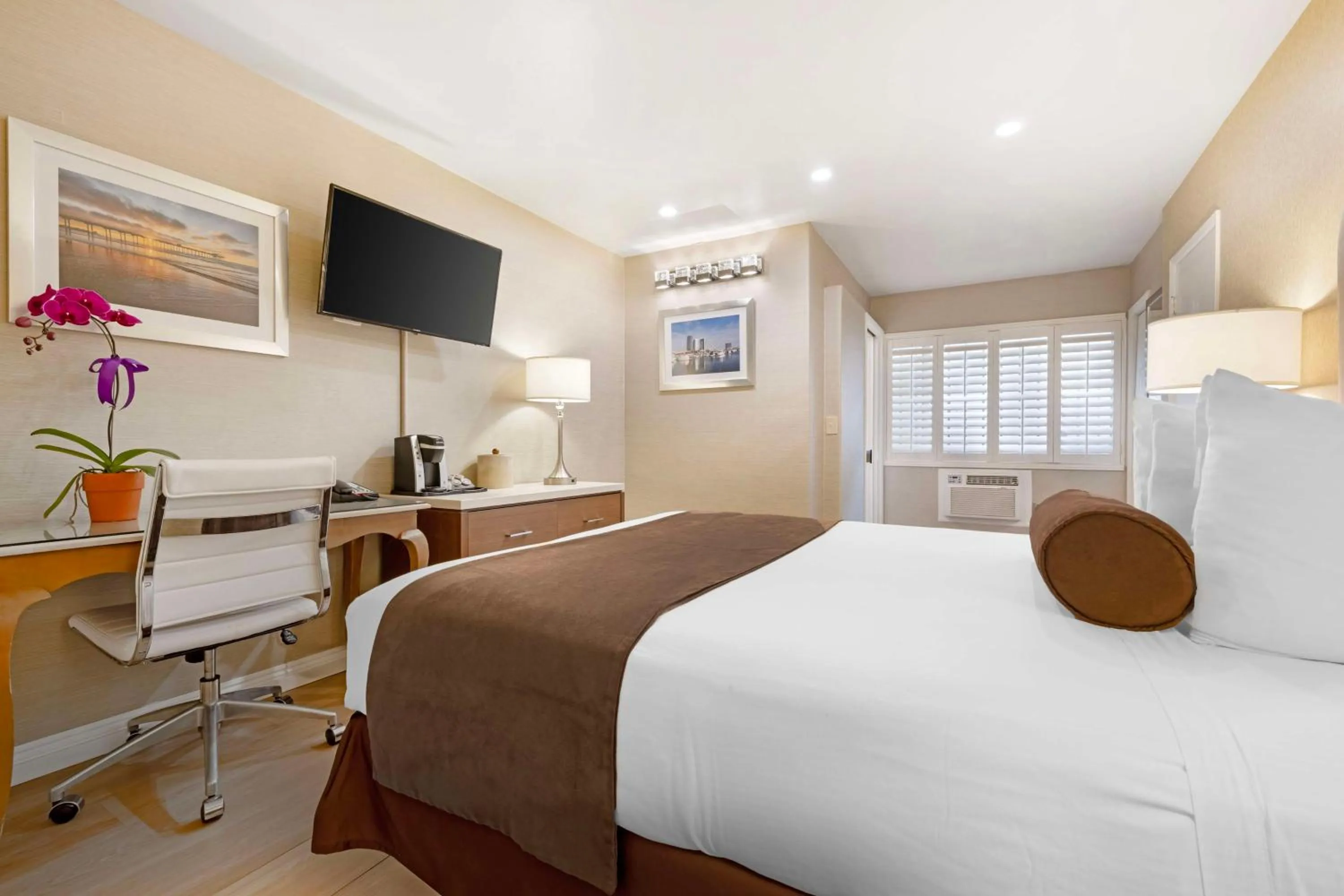 Bedroom, Bed in Best Western Downtown San Diego