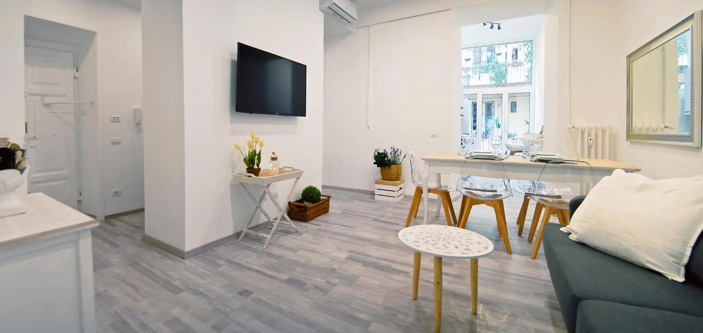 Living room in Pompeo Magno White Luxury Apartment