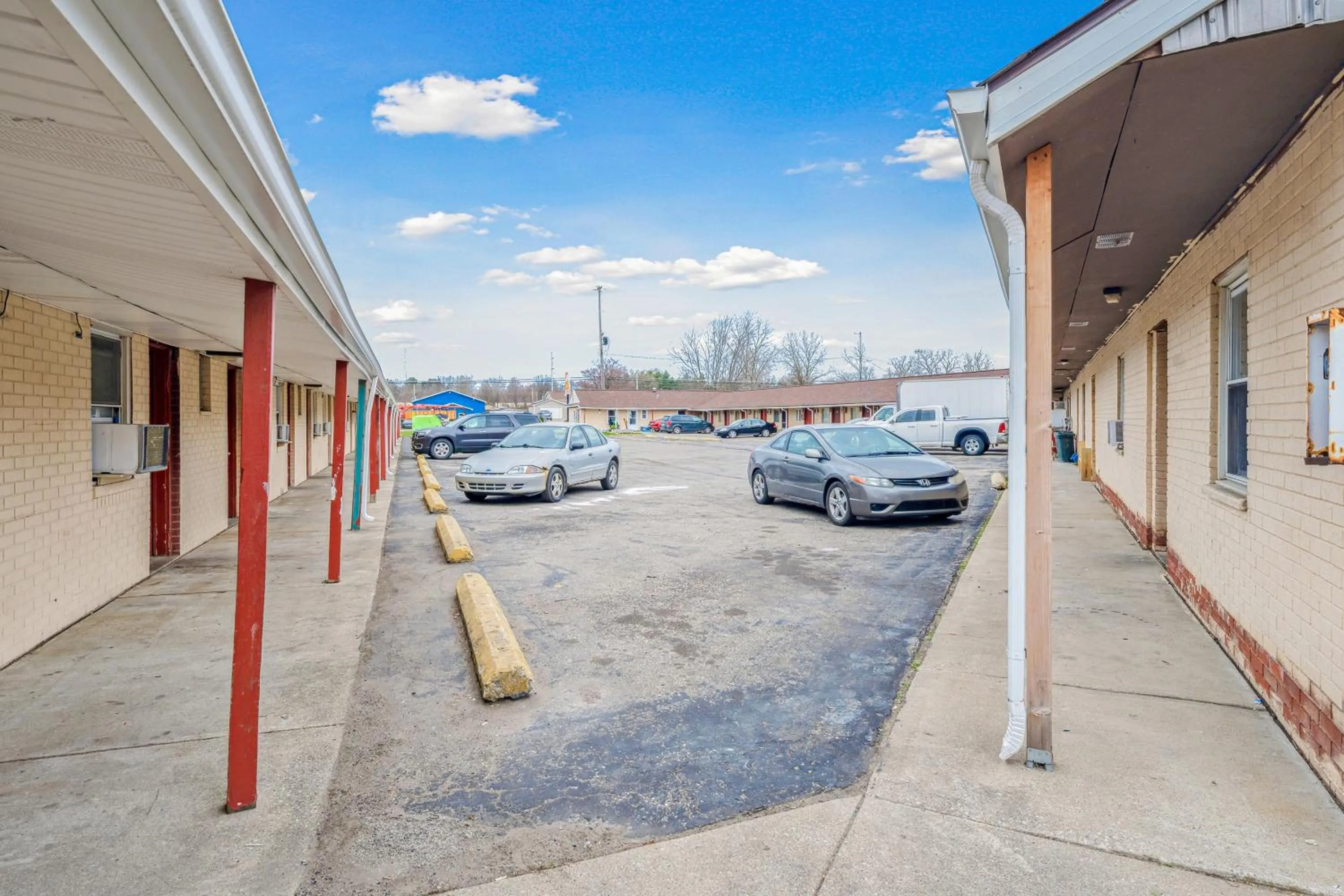 Parking in Flint Motel by OYO MI Near I-475