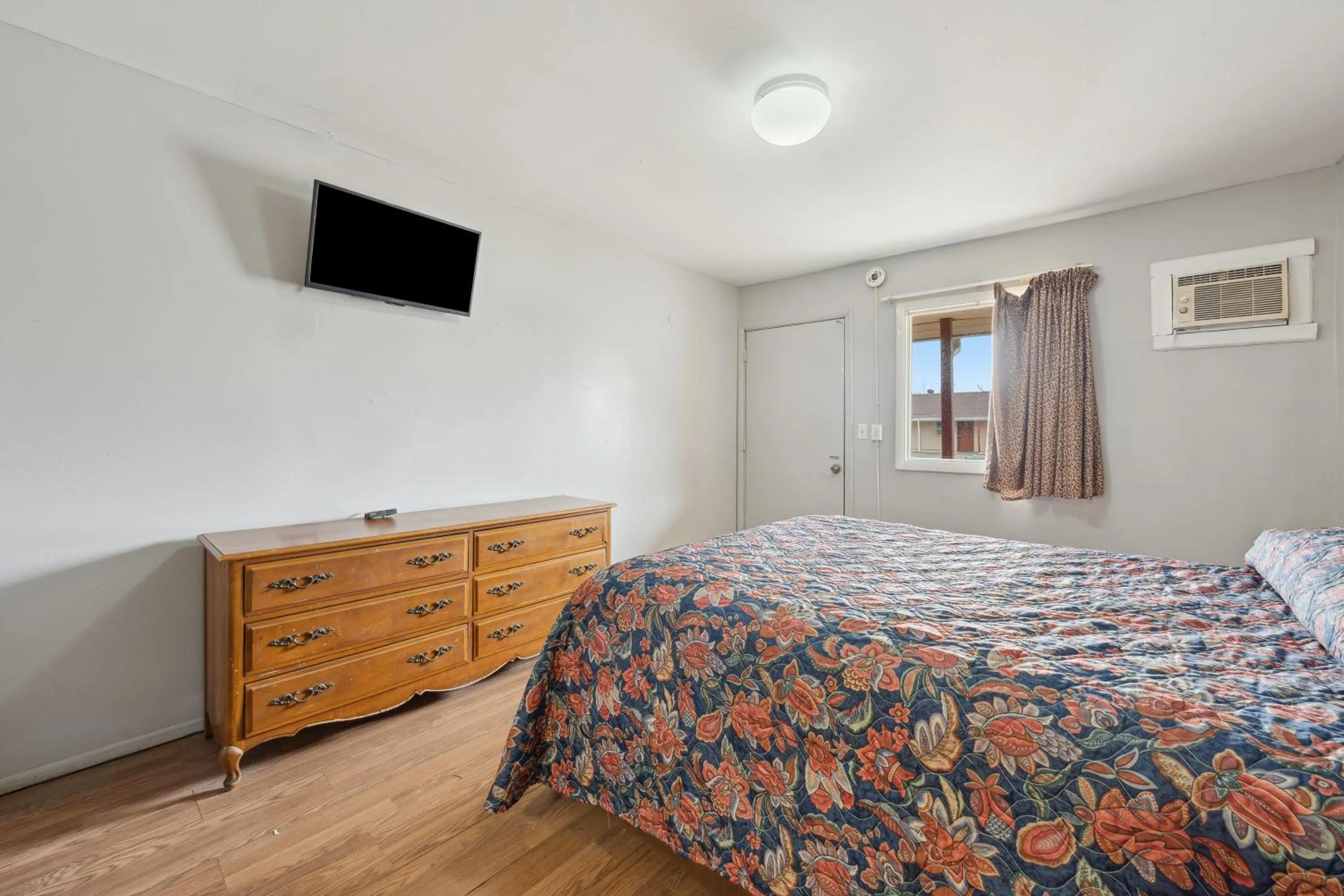 Bedroom, Bed in Flint Motel by OYO MI Near I-475