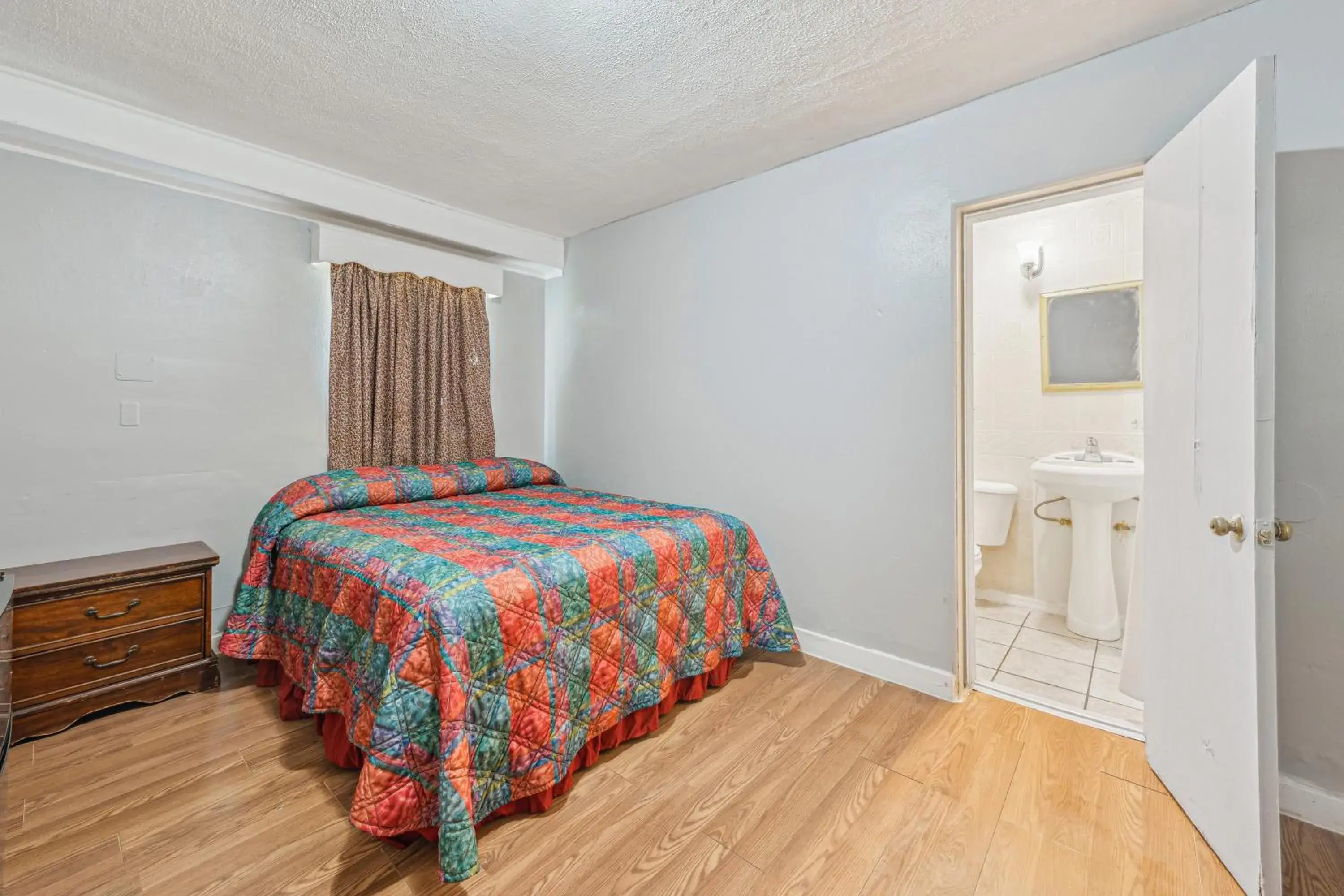 Queen Bed Non-Smoking in Flint Motel by OYO MI Near I-475 Queen Bed Non-Smoking in Flint Motel by OYO MI Near I-475