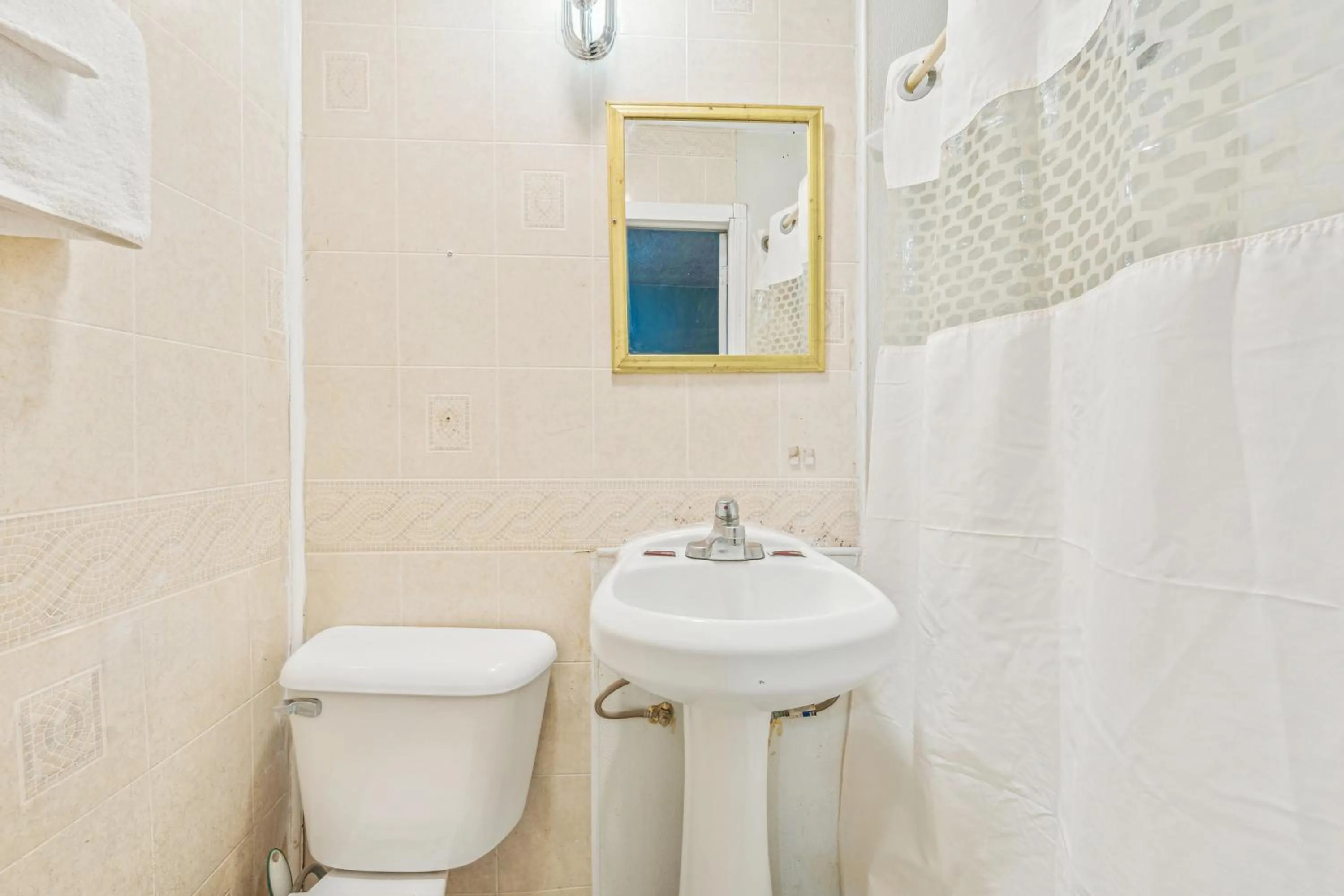 Bathroom in Flint Motel by OYO MI Near I-475