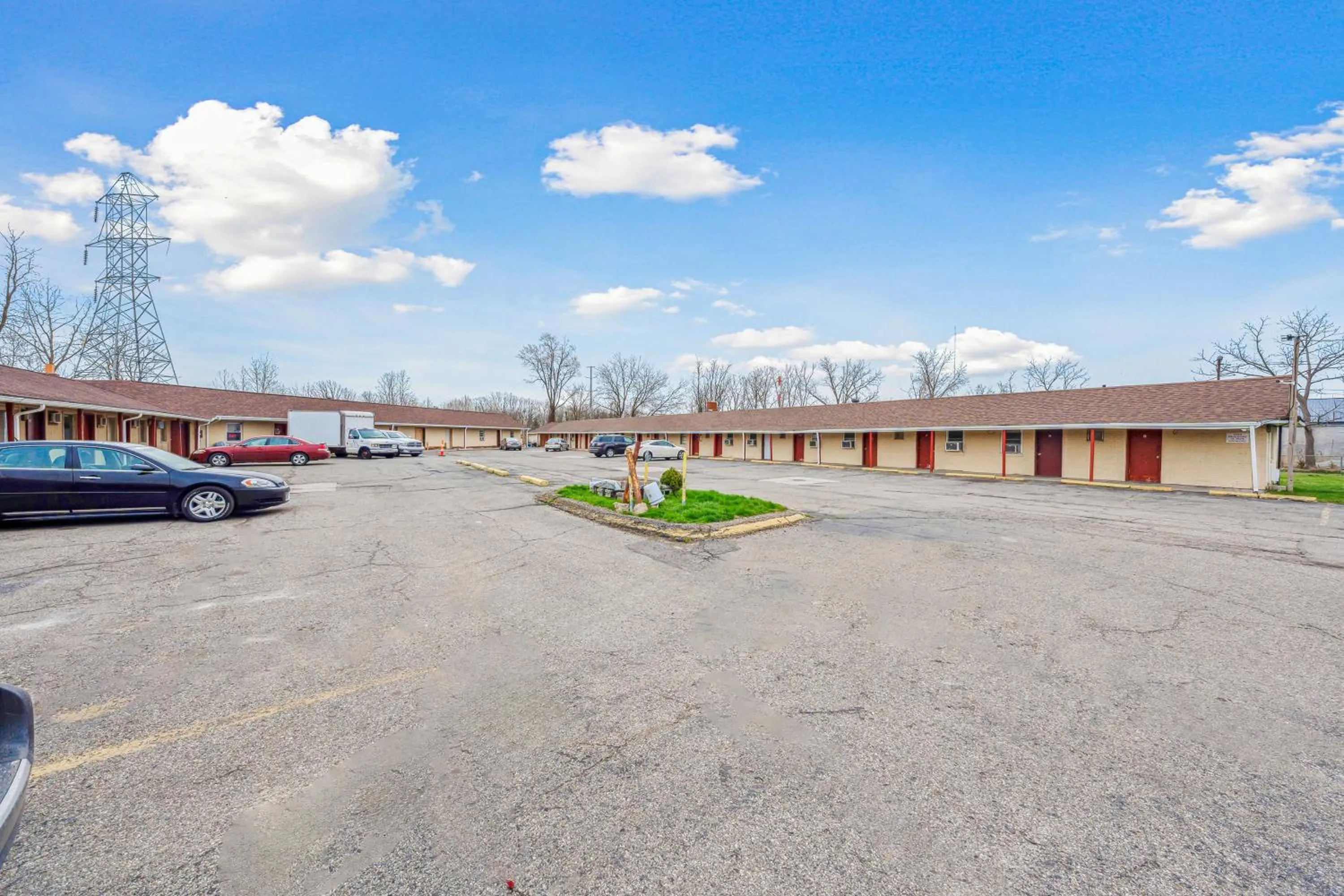 Parking in Flint Motel by OYO MI Near I-475