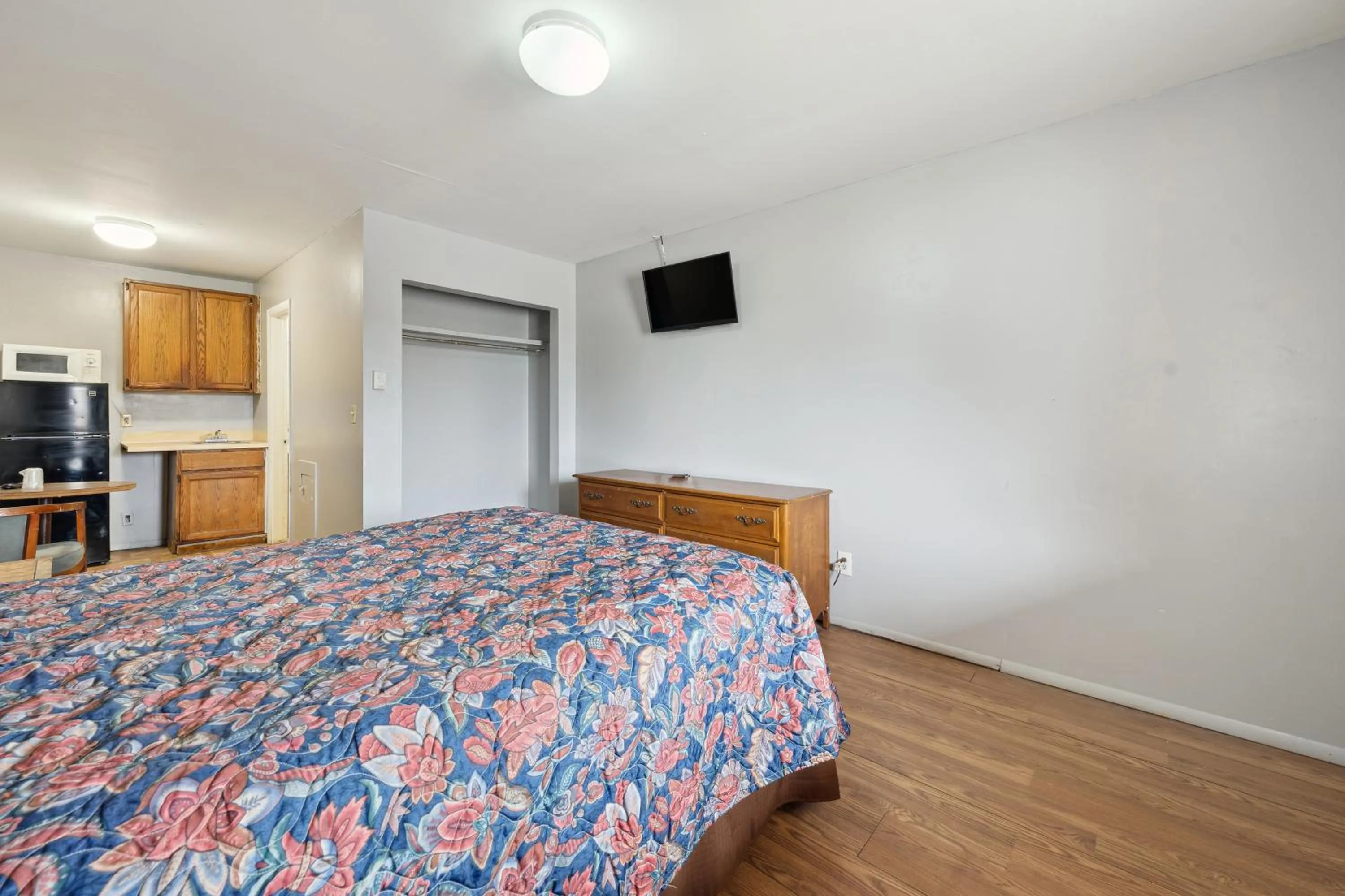 Bedroom, Bed in Flint Motel by OYO MI Near I-475