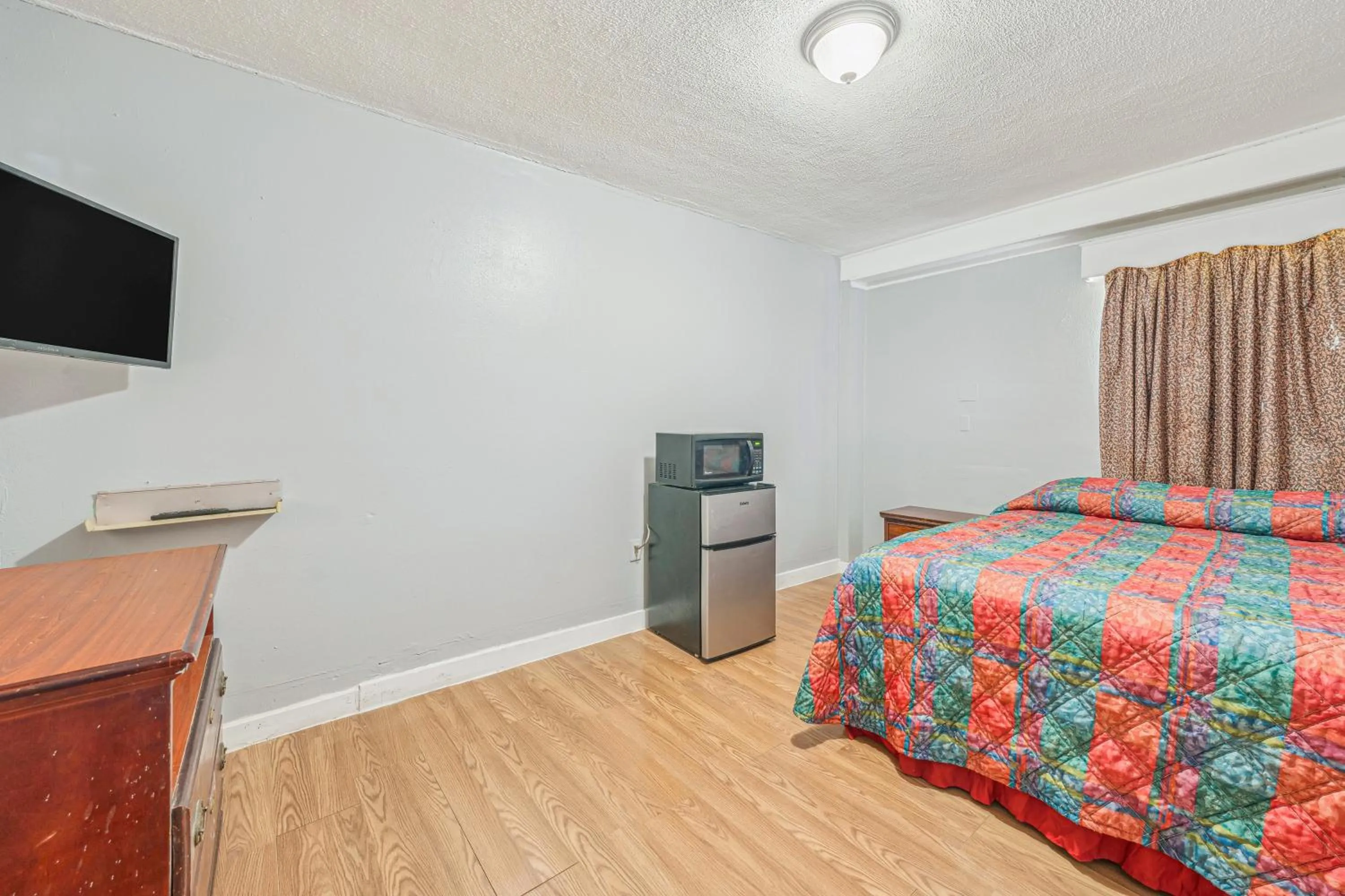 Bedroom, Bed in Flint Motel by OYO MI Near I-475