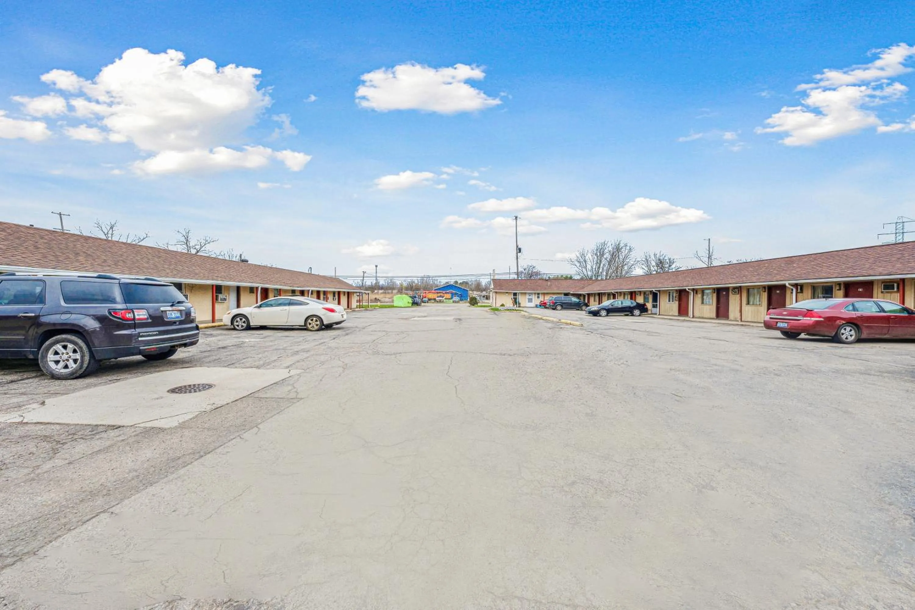 Parking in Flint Motel by OYO MI Near I-475