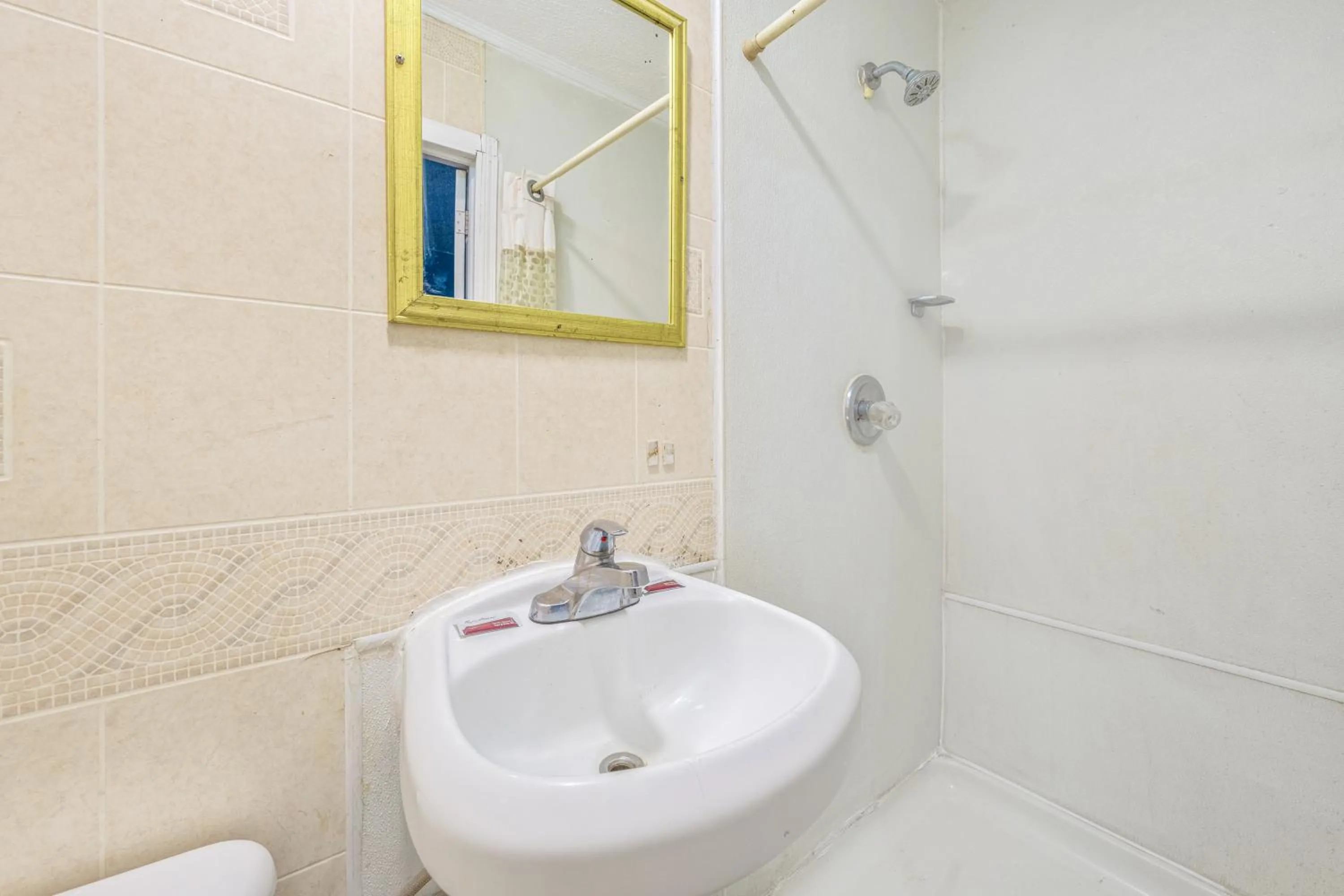 Bathroom in Flint Motel by OYO MI Near I-475