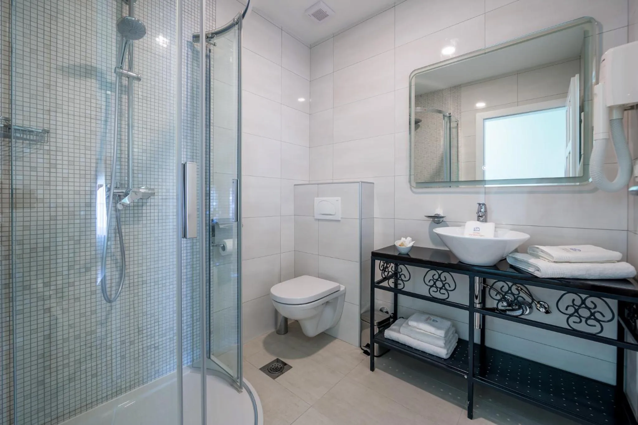 Shower in Hotel Domino