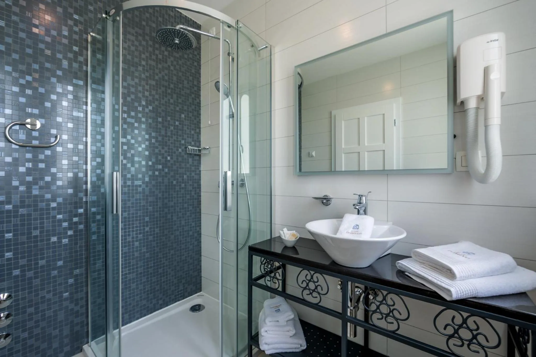 Shower in Hotel Domino