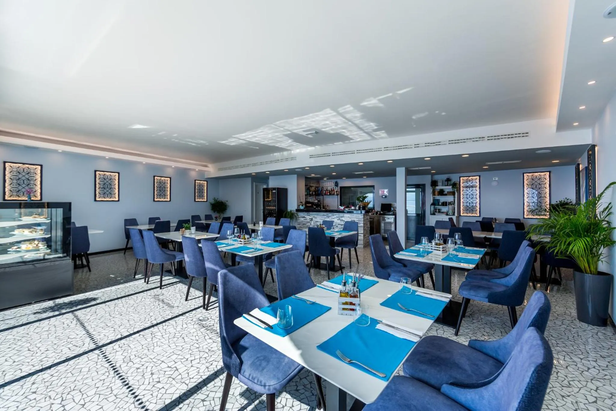 Restaurant/places to eat in Hotel Domino